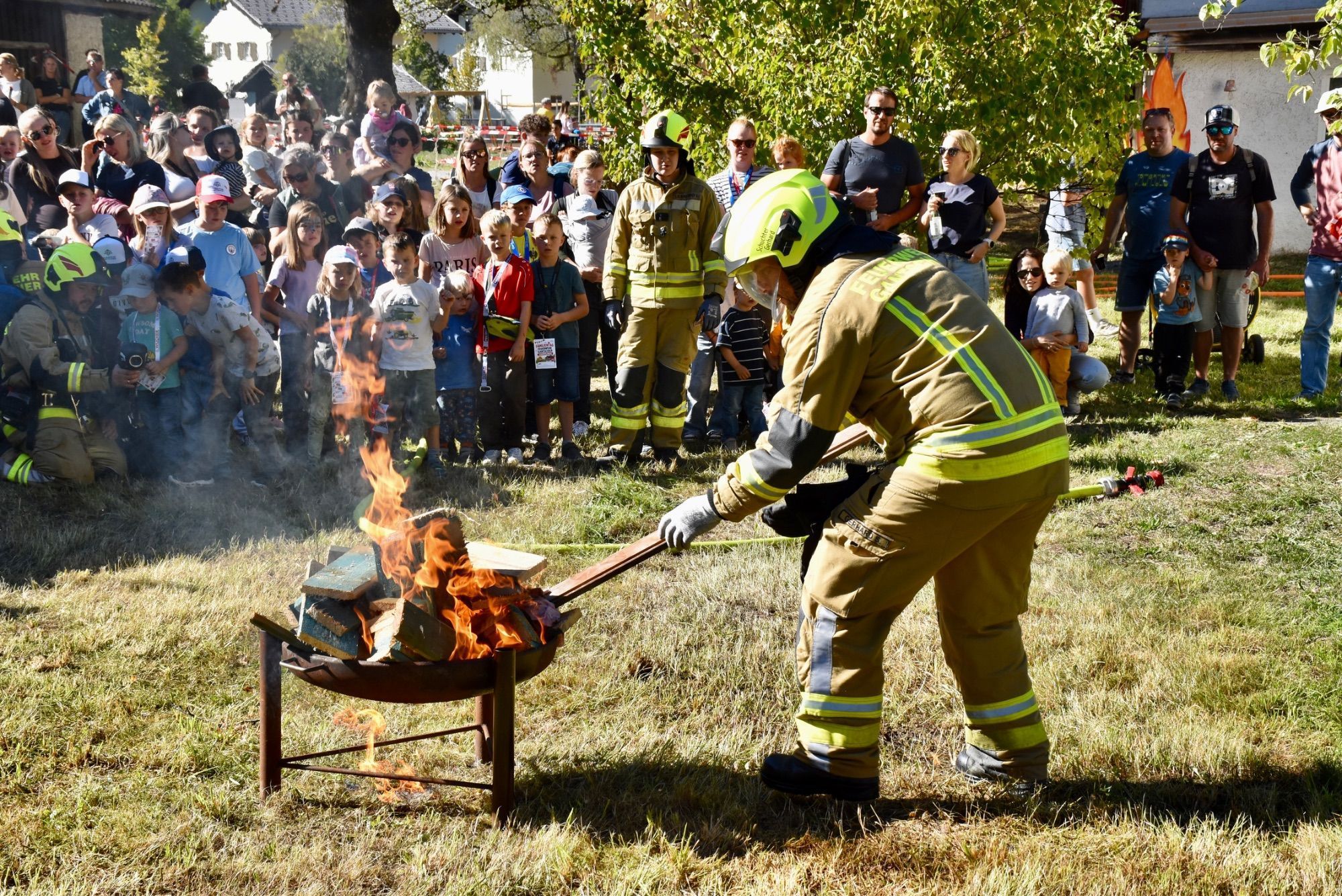 Vorführungen der Feuerwehr, Feuerwehr-Minigolf-Parcours und Blick ins Feuerwehrhaus Gantschier.