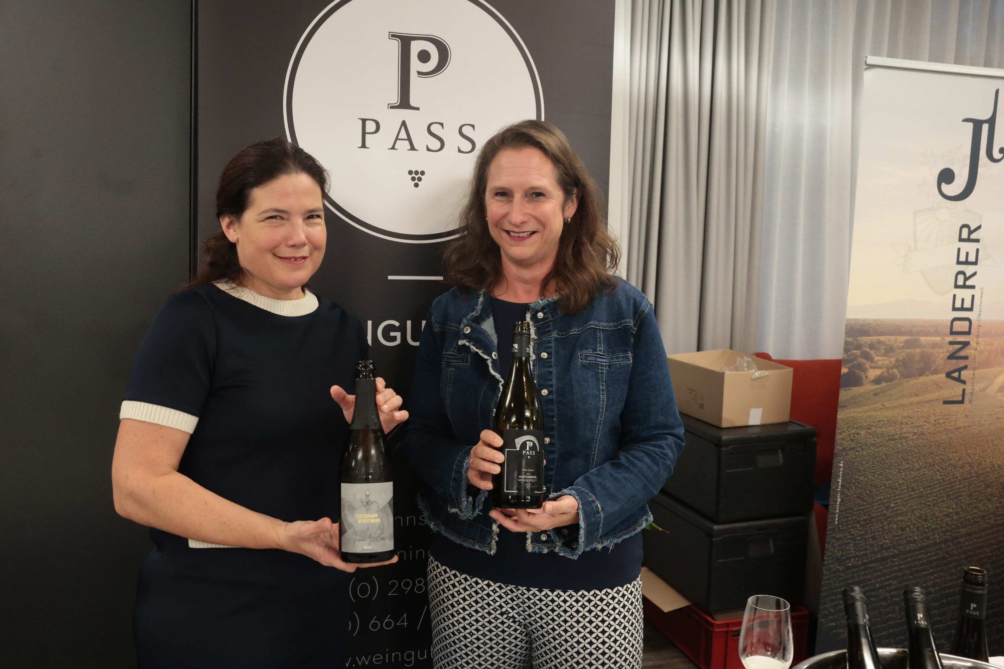 Winzerin Else Zuschmann-Schoffmann (hatte den gerade zum besten Sekt Österreichs gekürten Schaumwein dabei) und Sabine Hämmerle für das Weingut Pass.