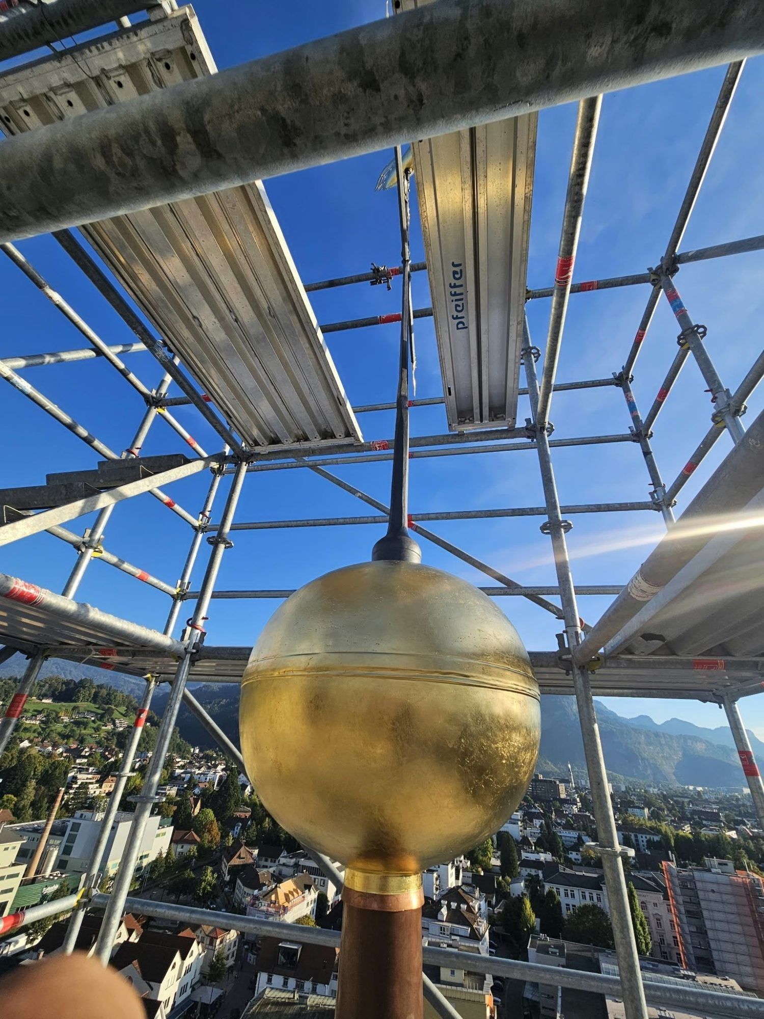 Die Arbeiten an der Turmzier sind ein sichtbarer Teil der umfassenden Kirchensanierung.
