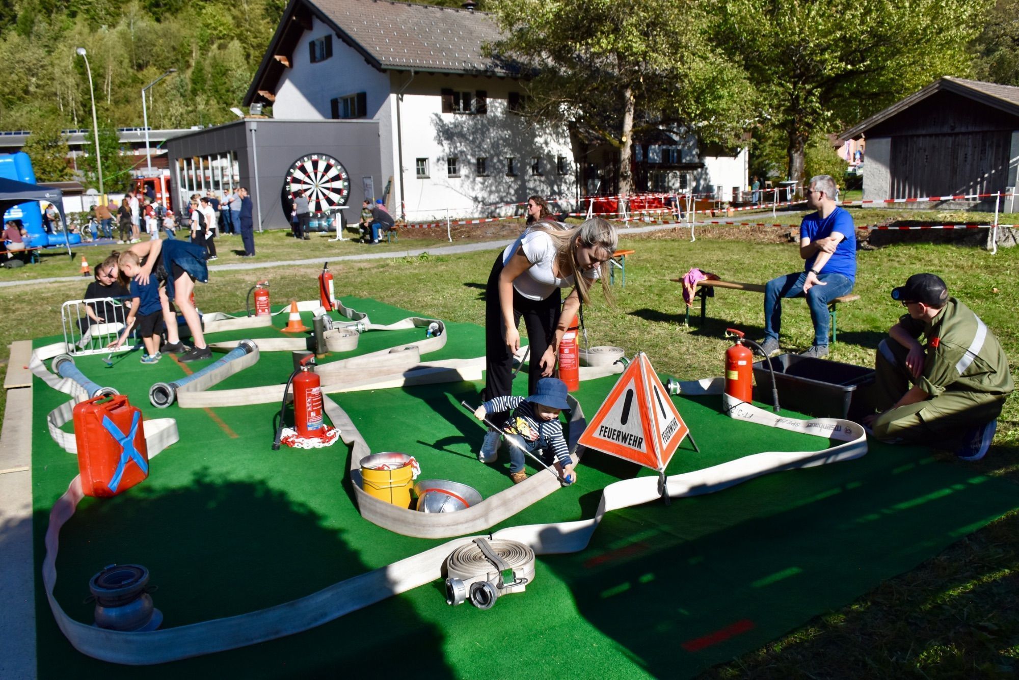 Vorführungen der Feuerwehr, Feuerwehr-Minigolf-Parcours und Blick ins Feuerwehrhaus Gantschier.