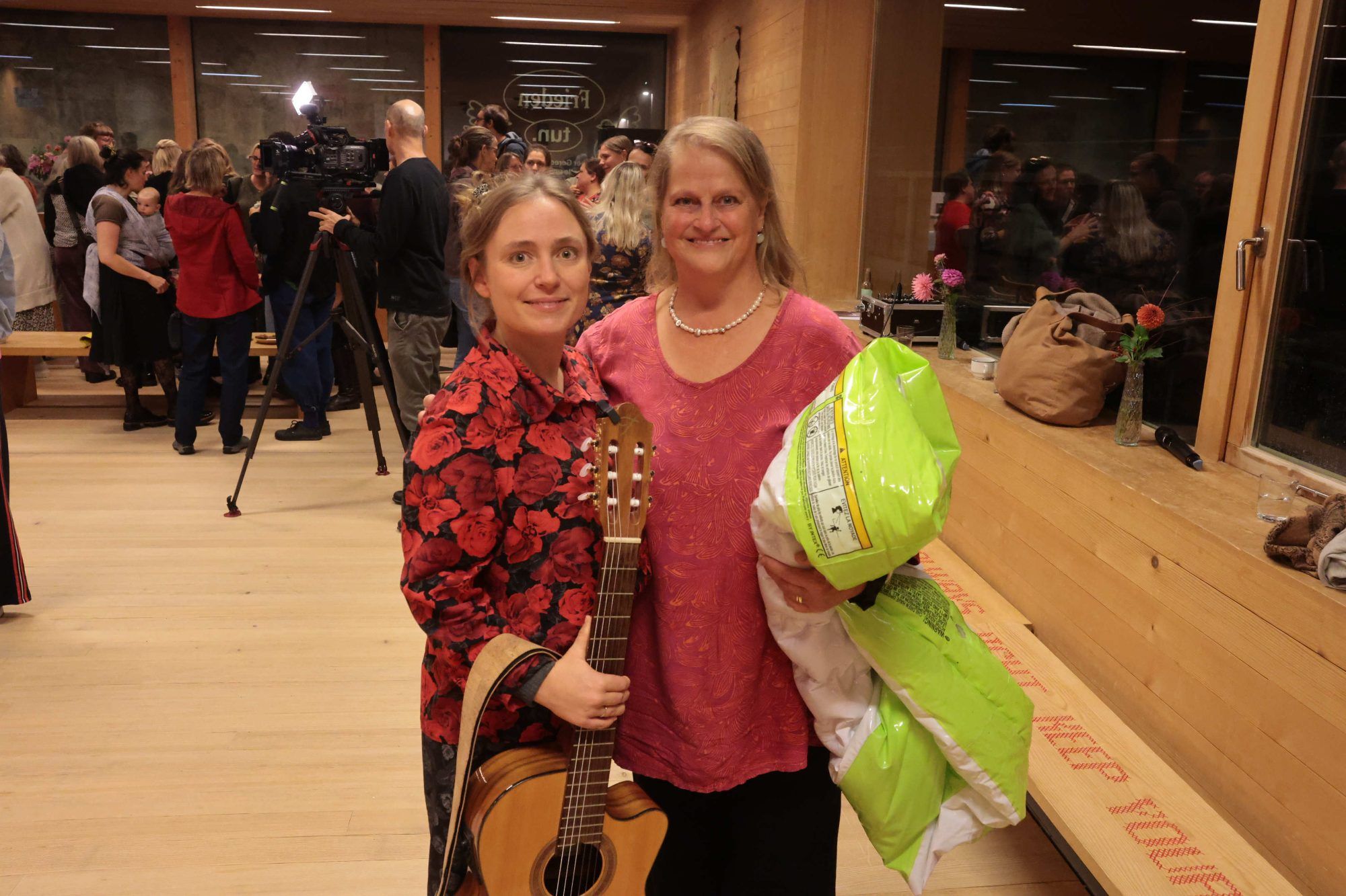 Musikerin NIna Lyne Gangl und darstellerisch begabte Hebamme Susanne Haunold-Sam.