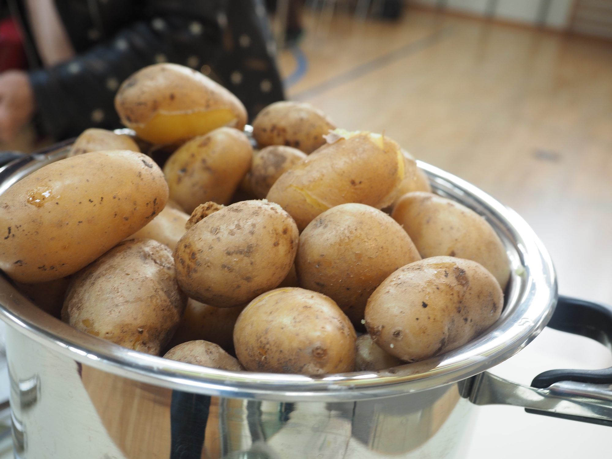 Bilder von der Spendenaktion des alljährlich stattfindenden Kartoffeltages.