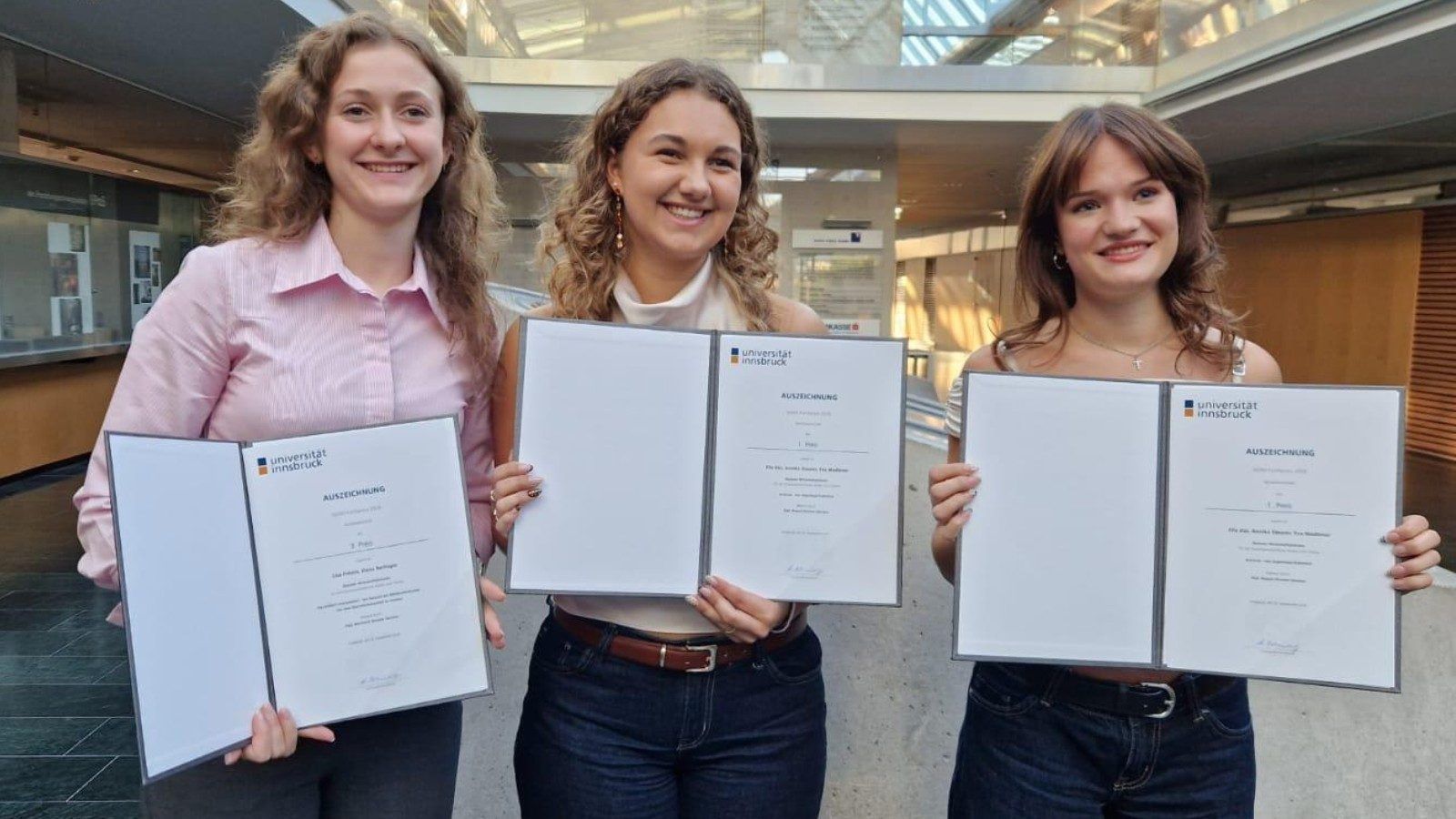 Die Diplomarbeit von Annika Steurer, Ella Marie Dür und Eva Madlener wurde jetzt auch an der Uni Innsbruck mit dem ersten Preis belohnt.