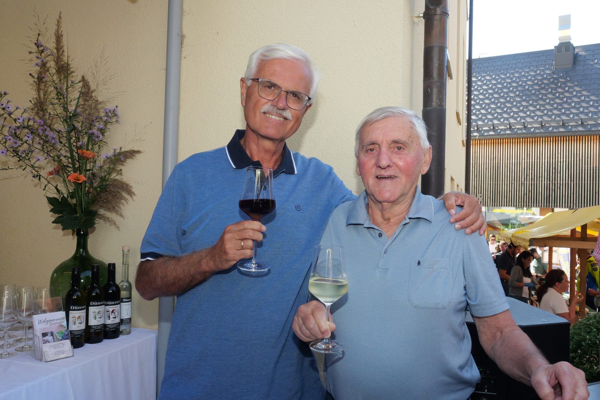 Von Reben aus der Region: Manfred Tschaikner und Altbürgermeister Ludwig Mähr genossen den Wein.
