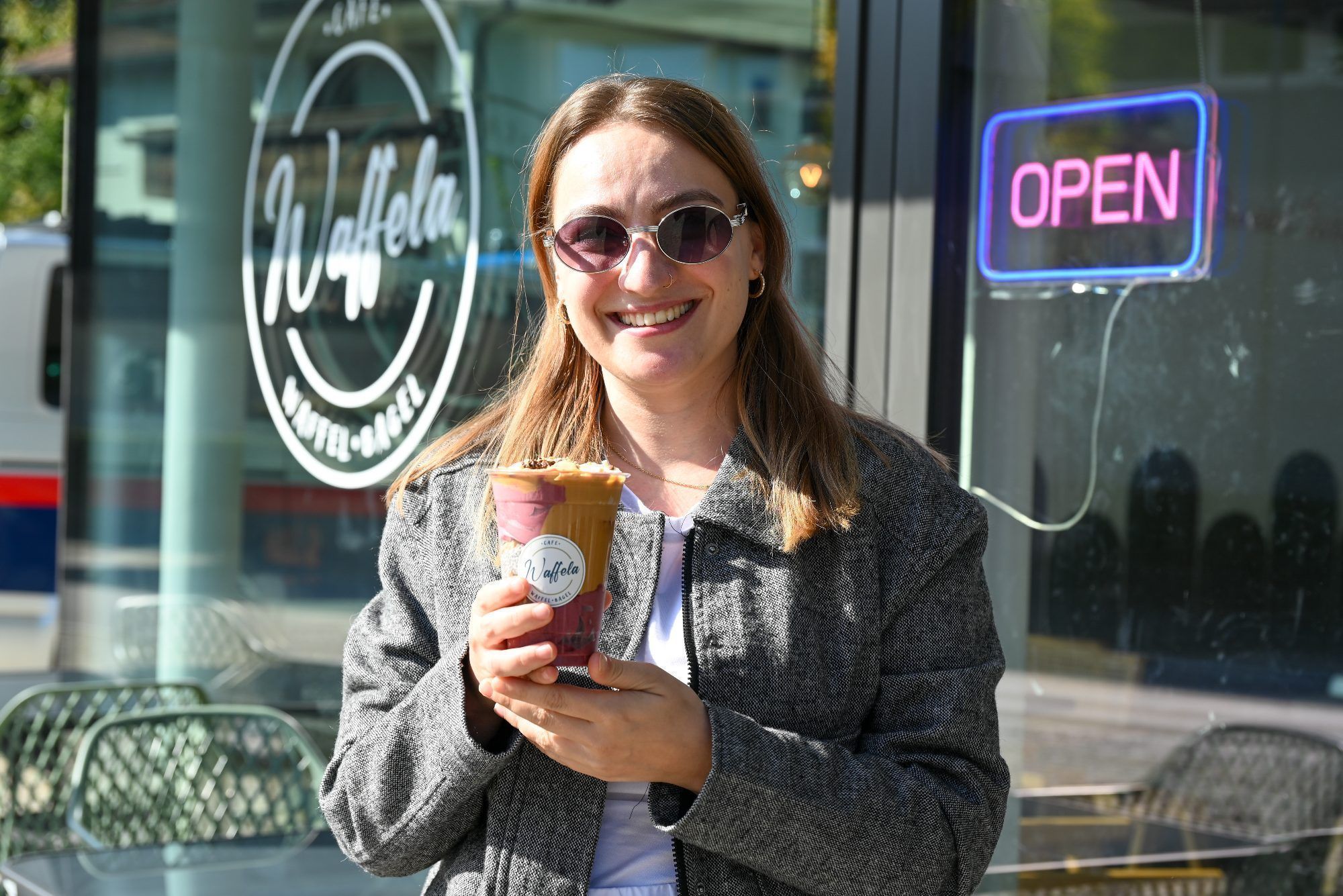 Gamze kommt oft ins Waffela, besonders das neue In-Getränk, der Acai, hat es ihr angetan.