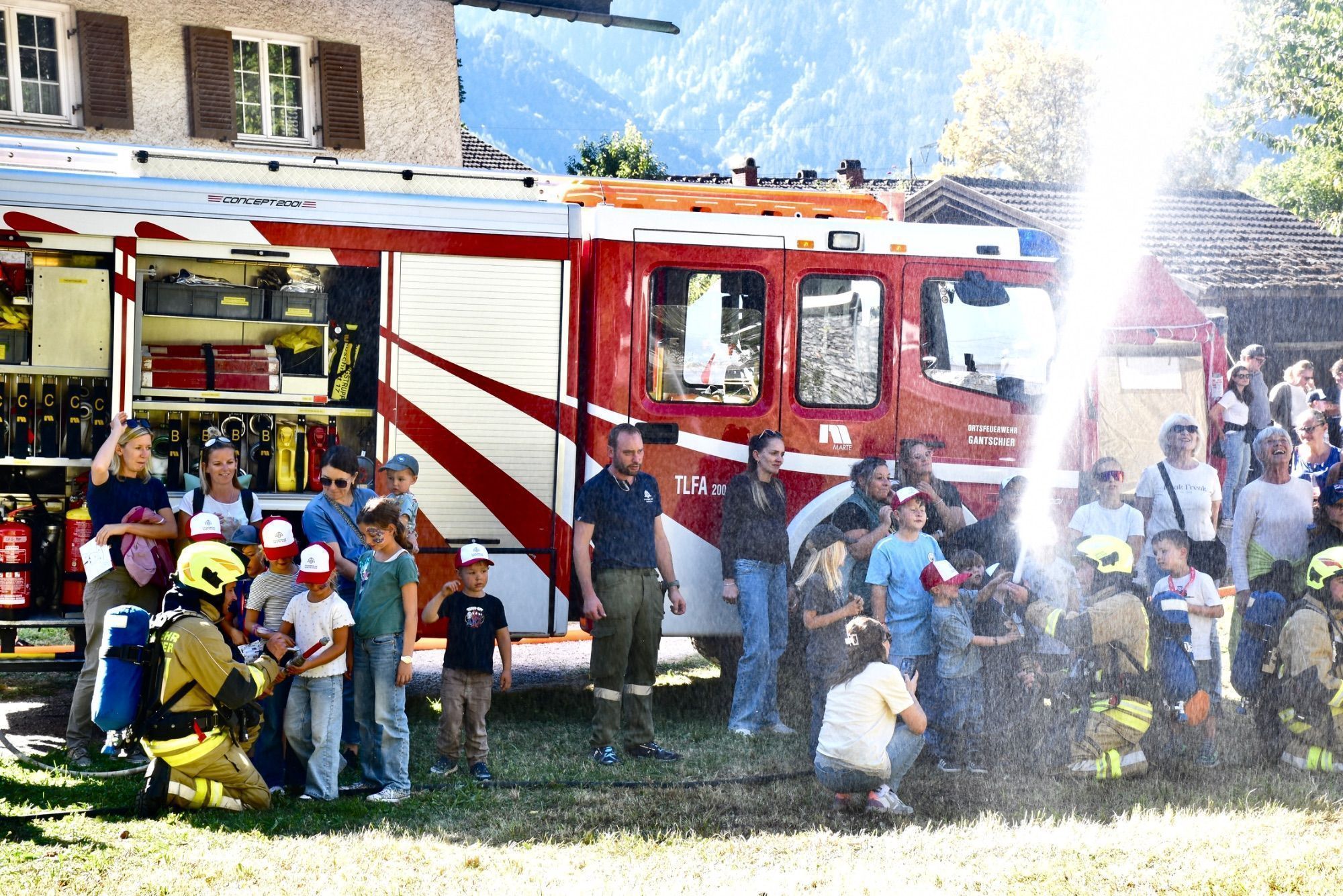 Vorführungen der Feuerwehr, Feuerwehr-Minigolf-Parcours und Blick ins Feuerwehrhaus Gantschier.