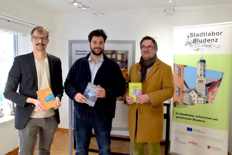 Landtagsabgeordneter und Kulturstadtrat Cenk Dogan (M.) mit den beiden Historikern Stefan Stachniß (l.) und Christof Thöny - Stadtlabor Bludenz im Haus Wuerbel