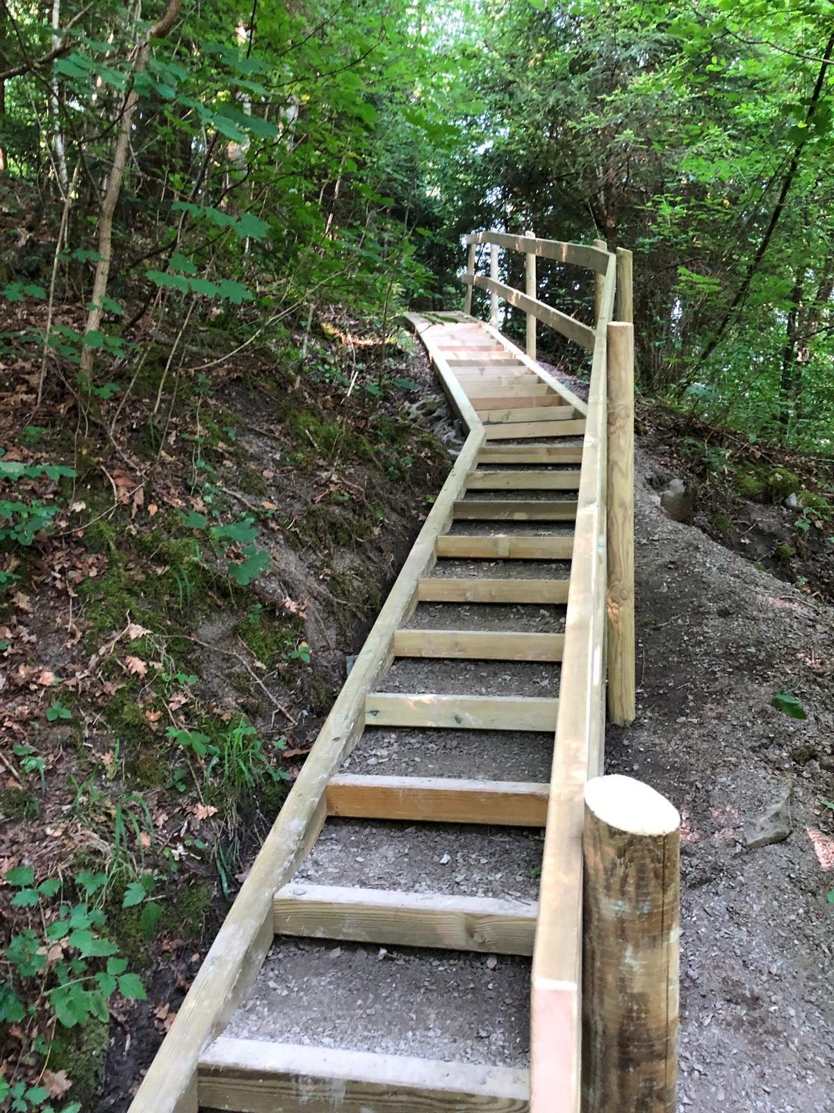 Neue Stiege durch jugendliche Unterstützung. .