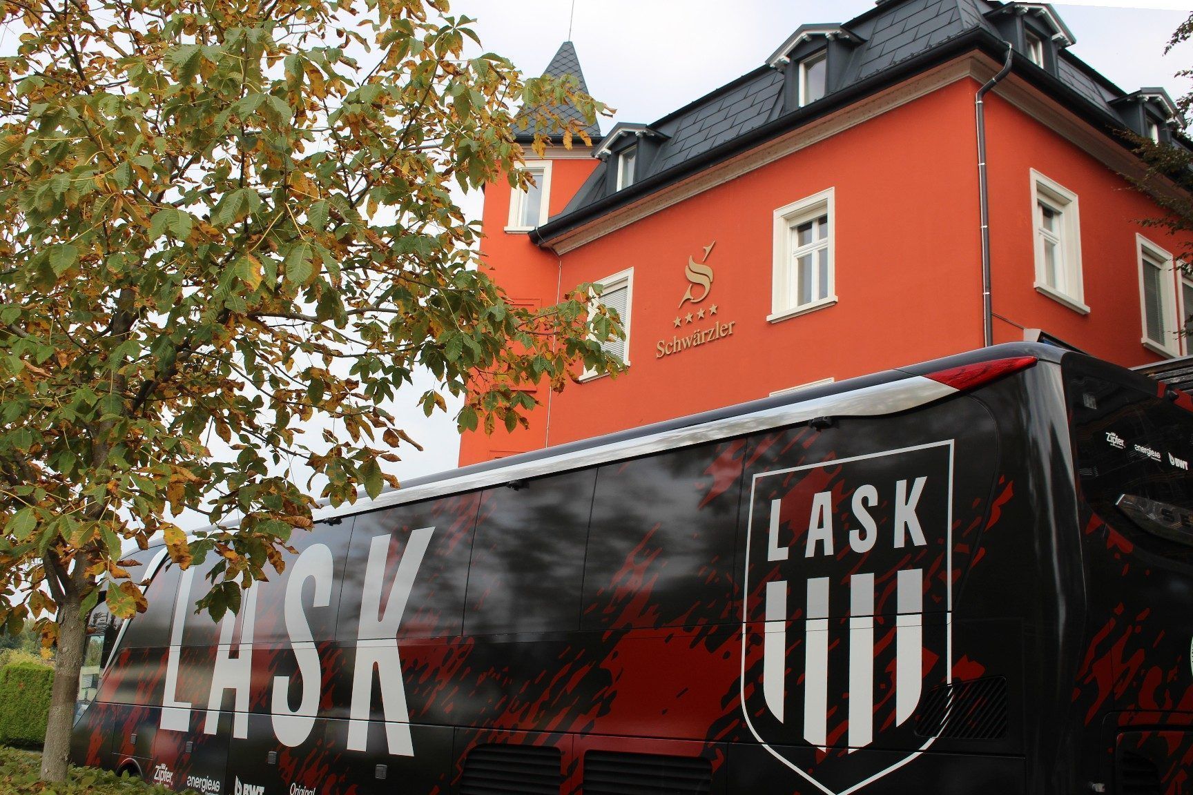 Lange blieb es Dir. Steurer nicht vergönnt, auf den erfolgreichen Kleidertausch anzustoßen - inzwischen war nämlich der LASK-Mannschaftsbus vorgefahren und der Chef wollte beim Einchecken der Fußballer, die sich im Hotel auf das Spiel gegen die Lustenauer Austria vorbereiteten, dabei sein.