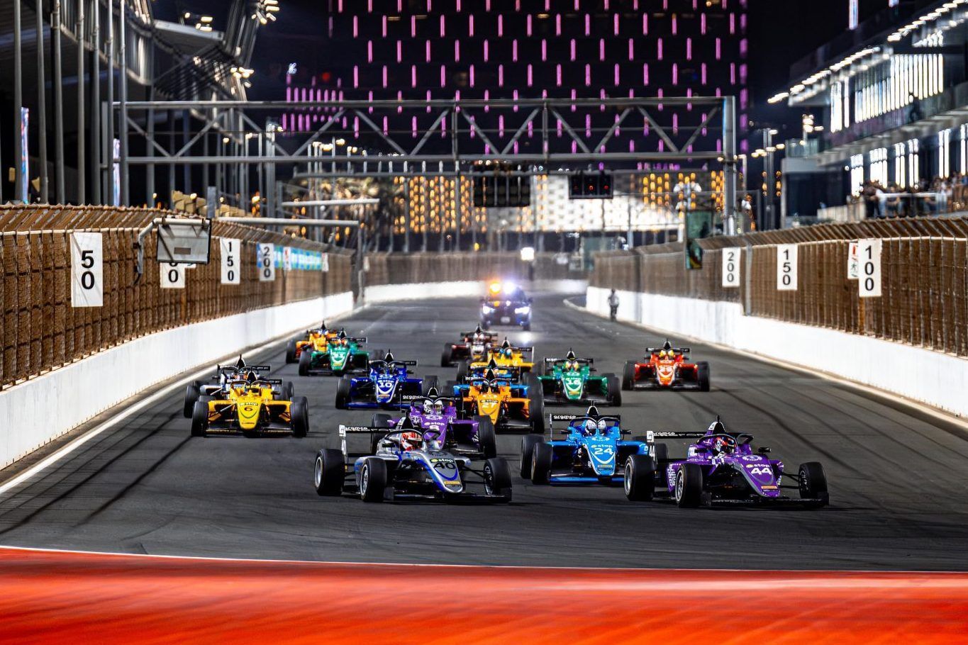 Bayer glänzt beim Formel-4-Debüt
