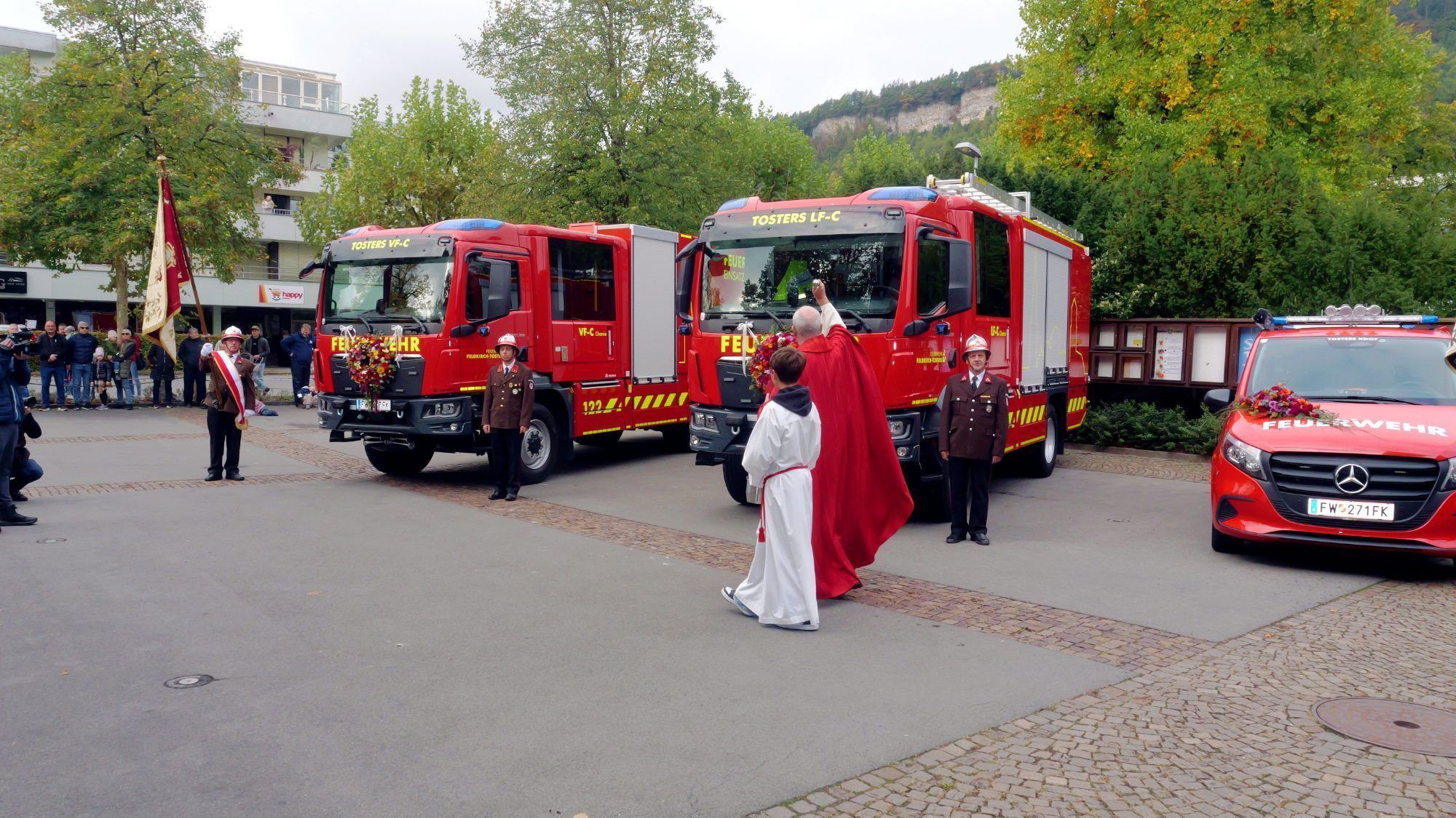 Ein besonderer Moment: Die Segnung der neuen Einsatzfahrzeuge bildete den Höhepunkt der Feierlichkeiten.