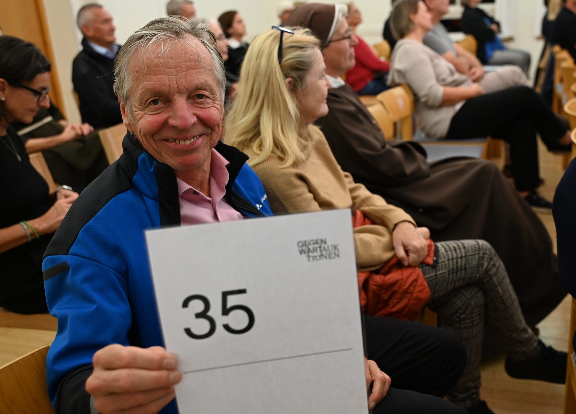 Gerhard Hofer brach das Eis und ersteigerte das erste Bild.