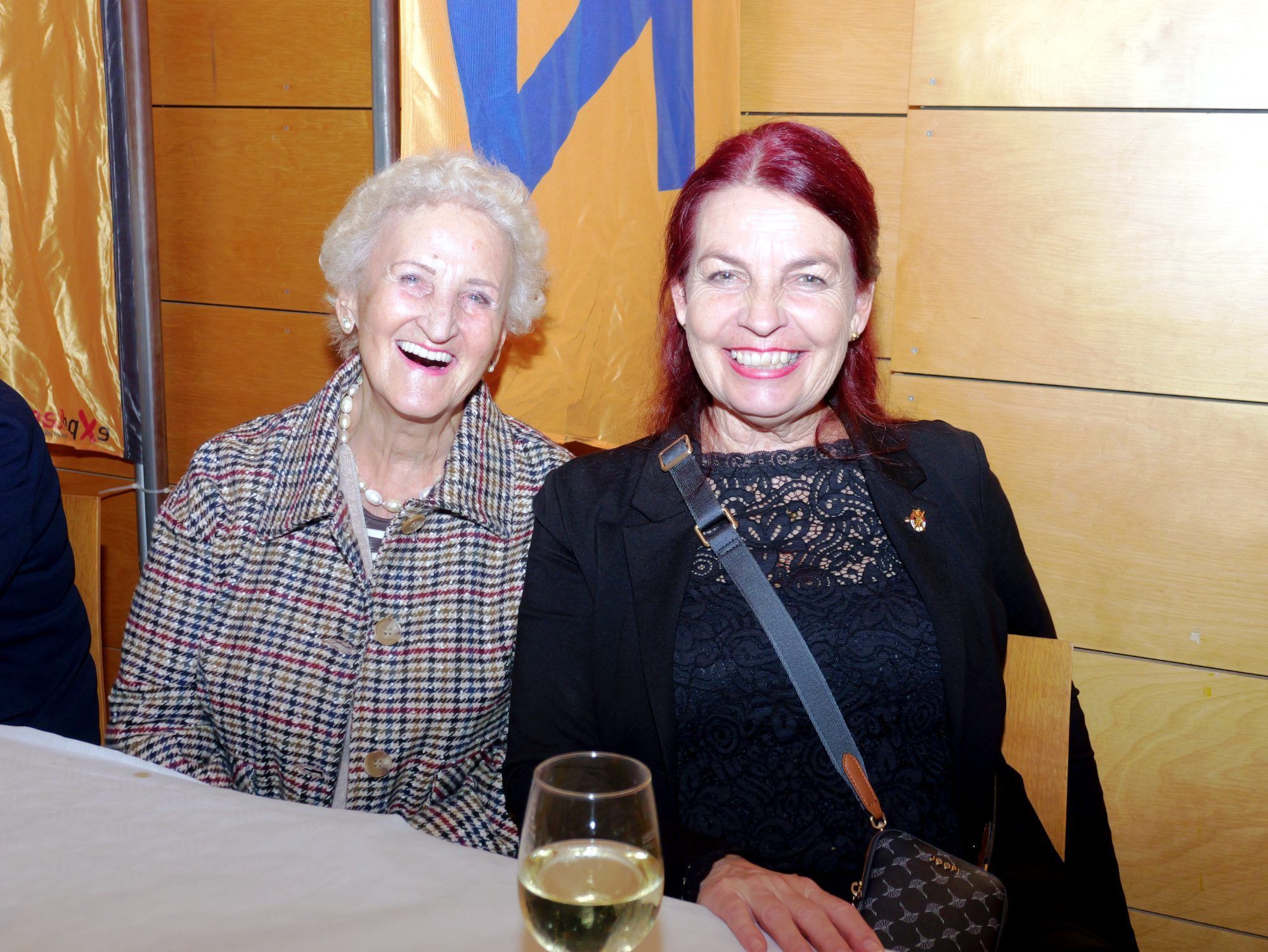 Feierten das Jubiläum fröhlich mit: Maria Luise Stampfl und Monika Raggl.