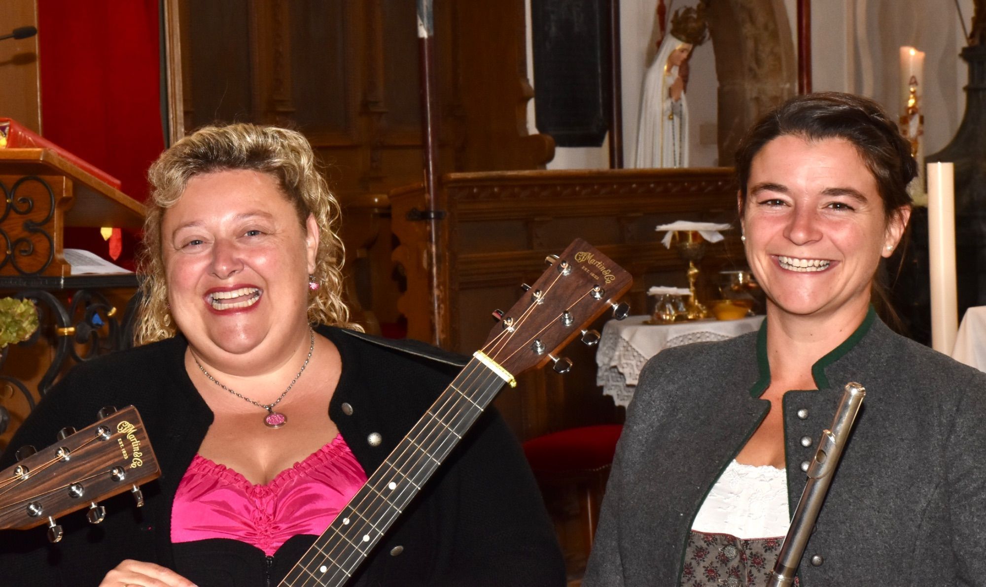 Zwei Damen der Musikgruppe.