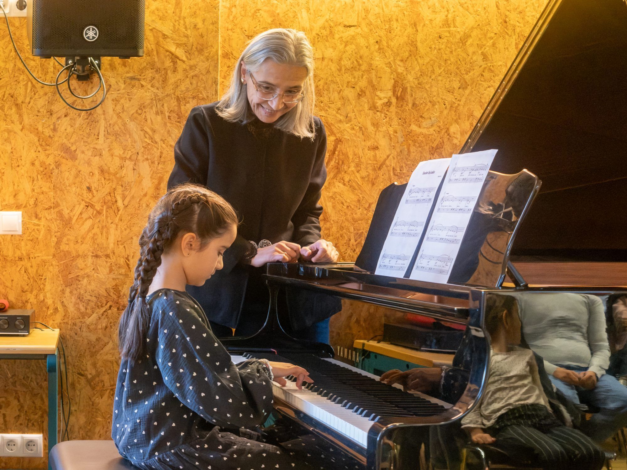 Die siebenjährige Klavierschülerin Defne spielte beim Vorspielabend am Flügel das Lied „Chocolate Chip Cookies“. Klavierlehrerin Danaila Deleva freute sich sichtlich über ihre Schülerin.