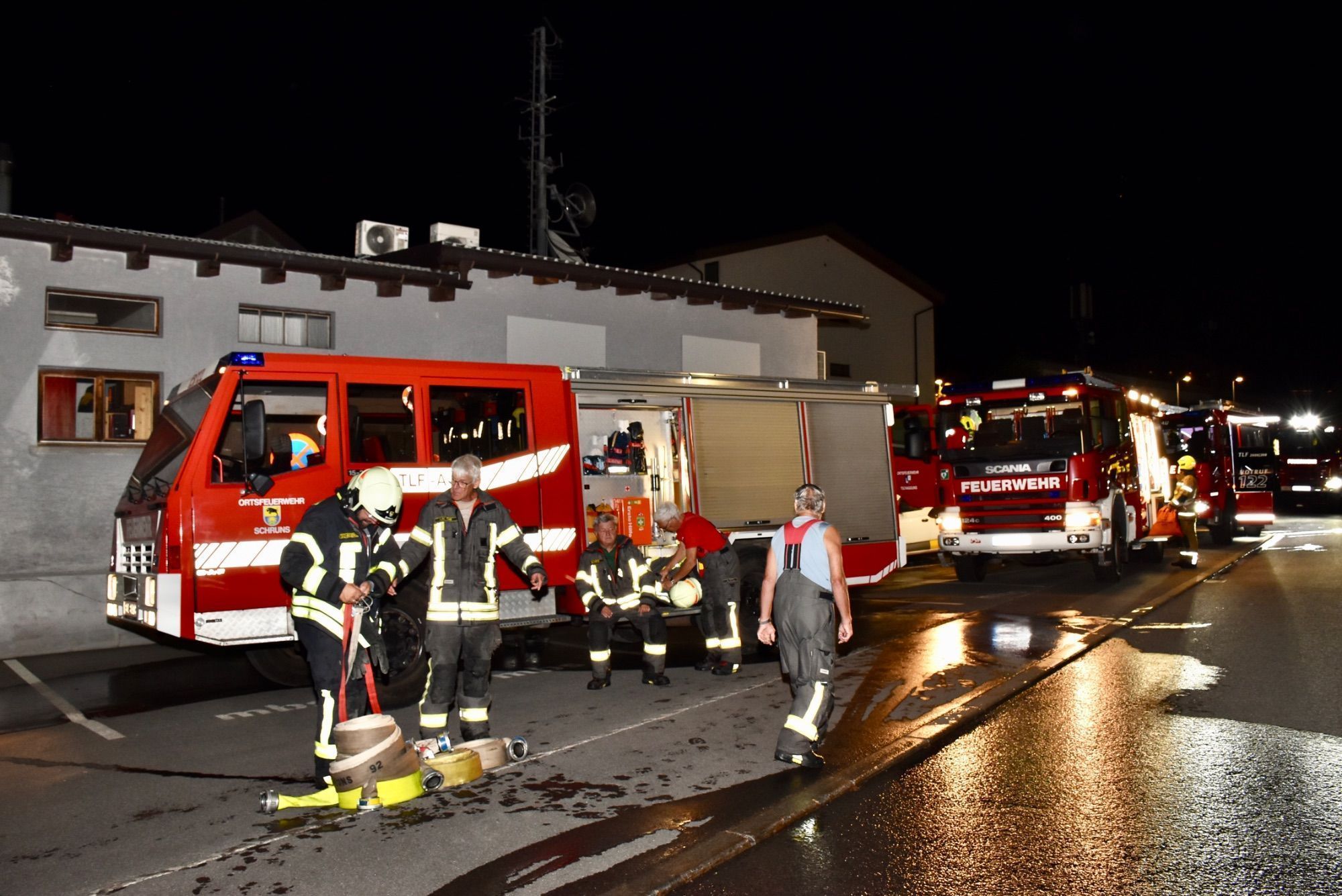 Mindestens 110 Einsatzkräfte von sieben verschiedenen Feuerwehren standen bei der großen Feuerwehrübung bei und in der Tiefgarage am Schrunser Bahnhof im Einsatz. Löschunterstützungsfahrzeuge, kurz LUF, stellten die Feuerwehr Braz und die Feuerwehr Illwerke zur Verfügung. Den Nebel machte die Feuerwehr Zwischenwasser.