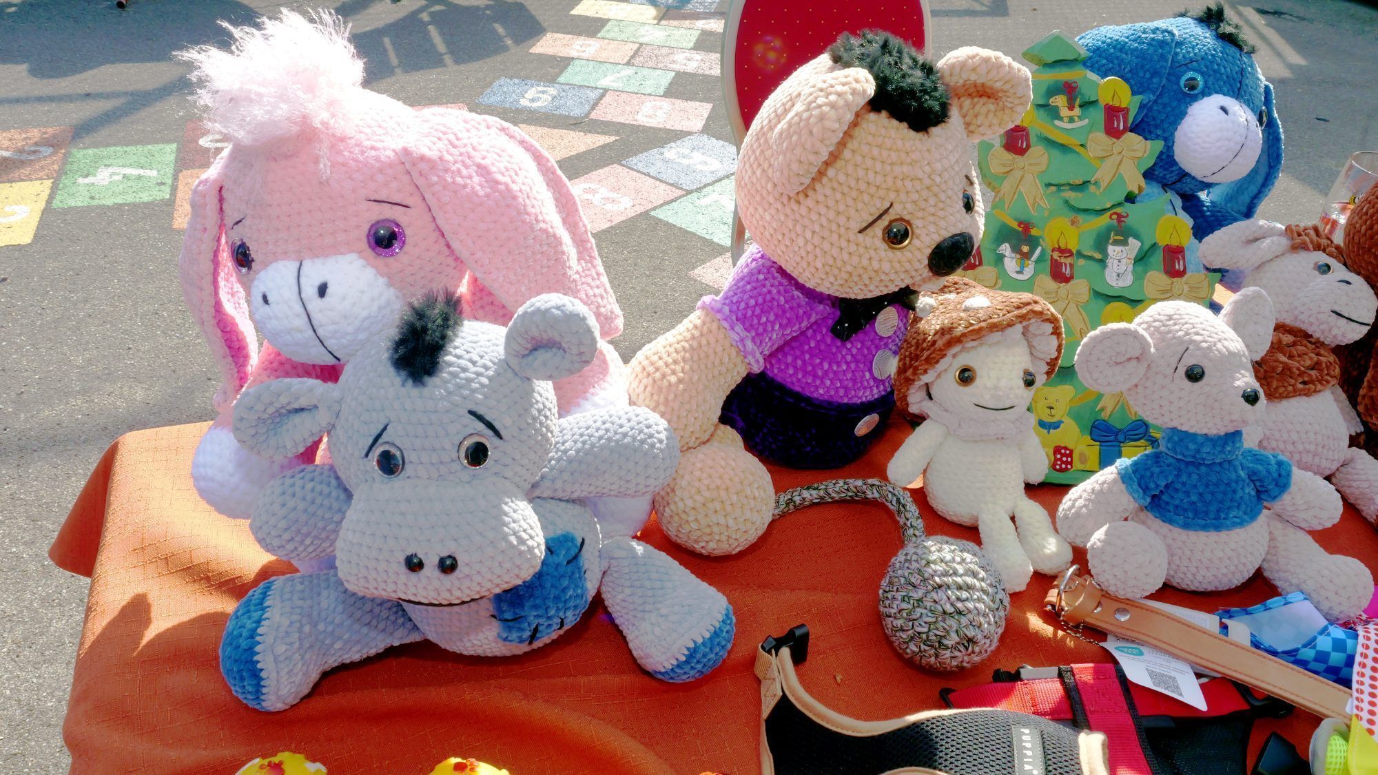 Allerlei Plüschtiere für Kinder gab es auf dem Flohmarkt zu erwerben.
