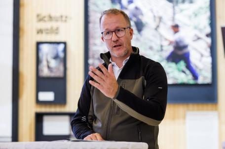 LR Christian Gantner betonte in seinem Statment die Bedeutung der Vorarlberg Schutzwälder für die Bewohnbarkeit der Alpentäler.