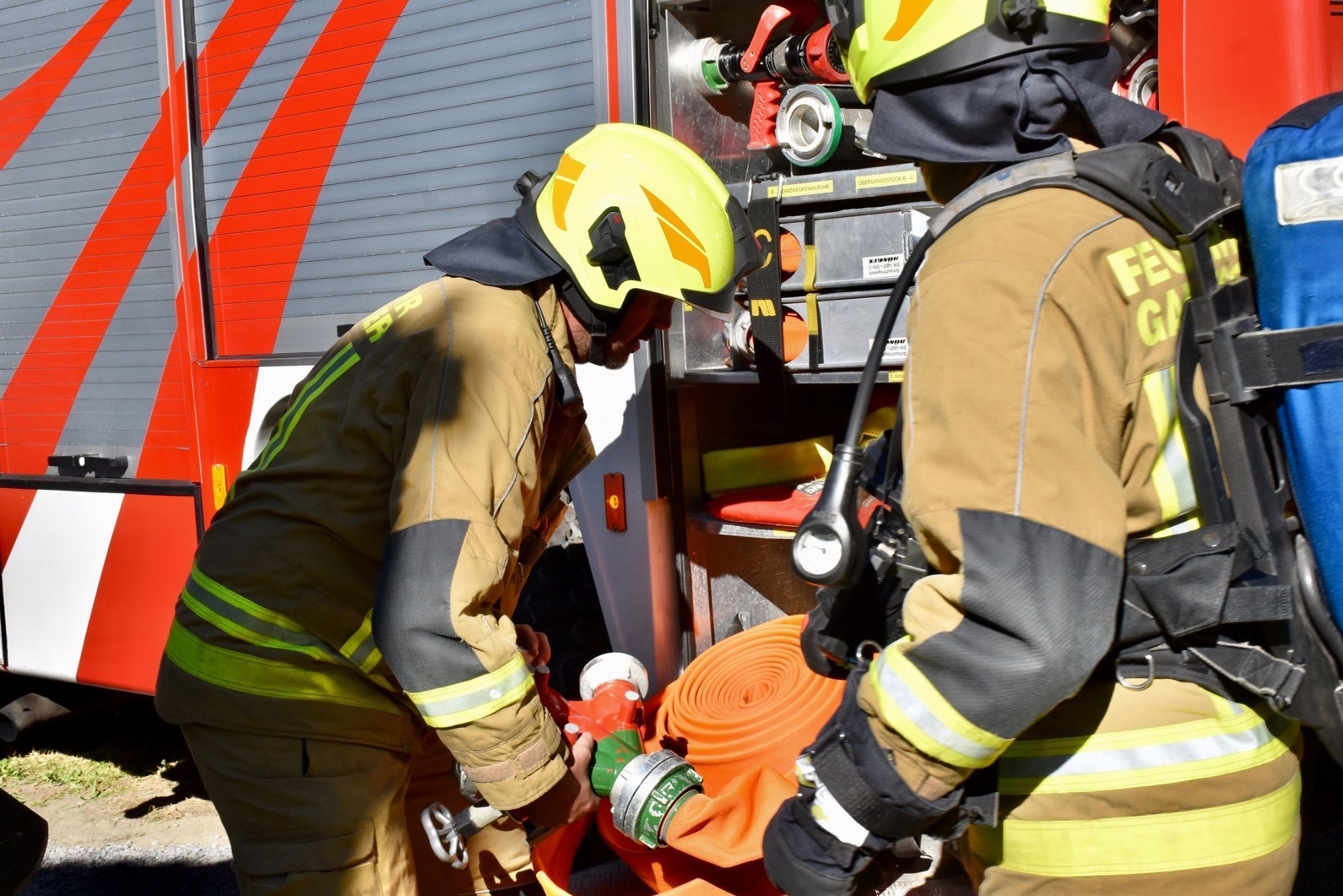 Vorführungen der Feuerwehr, Feuerwehr-Minigolf-Parcours und Blick ins Feuerwehrhaus Gantschier.