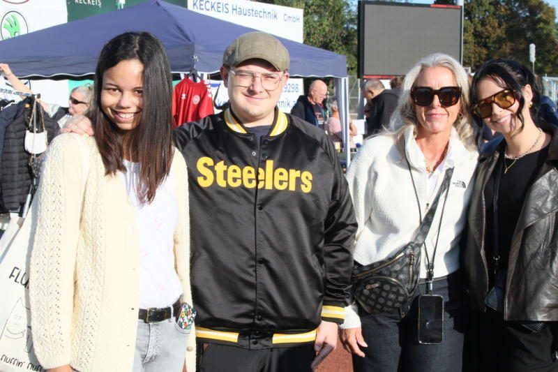 Für Emilia, Jochen, Kerstin und Maxine ist der Vorderländer Flohmarkt ein Pflichttermin.