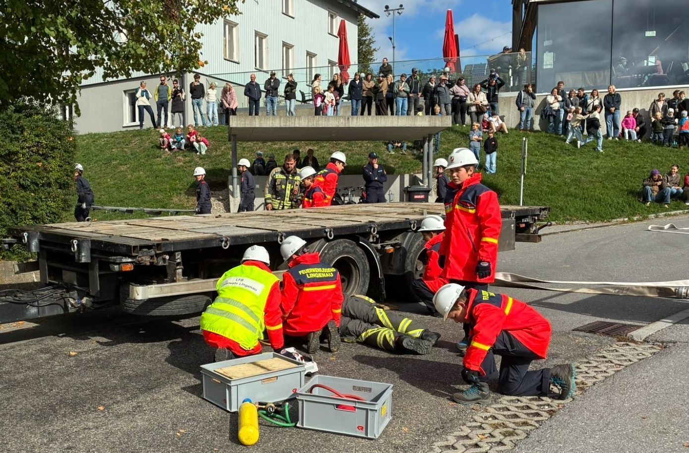 Viele interessierte Besucherinnen und Besucher verfolgten die Übung.