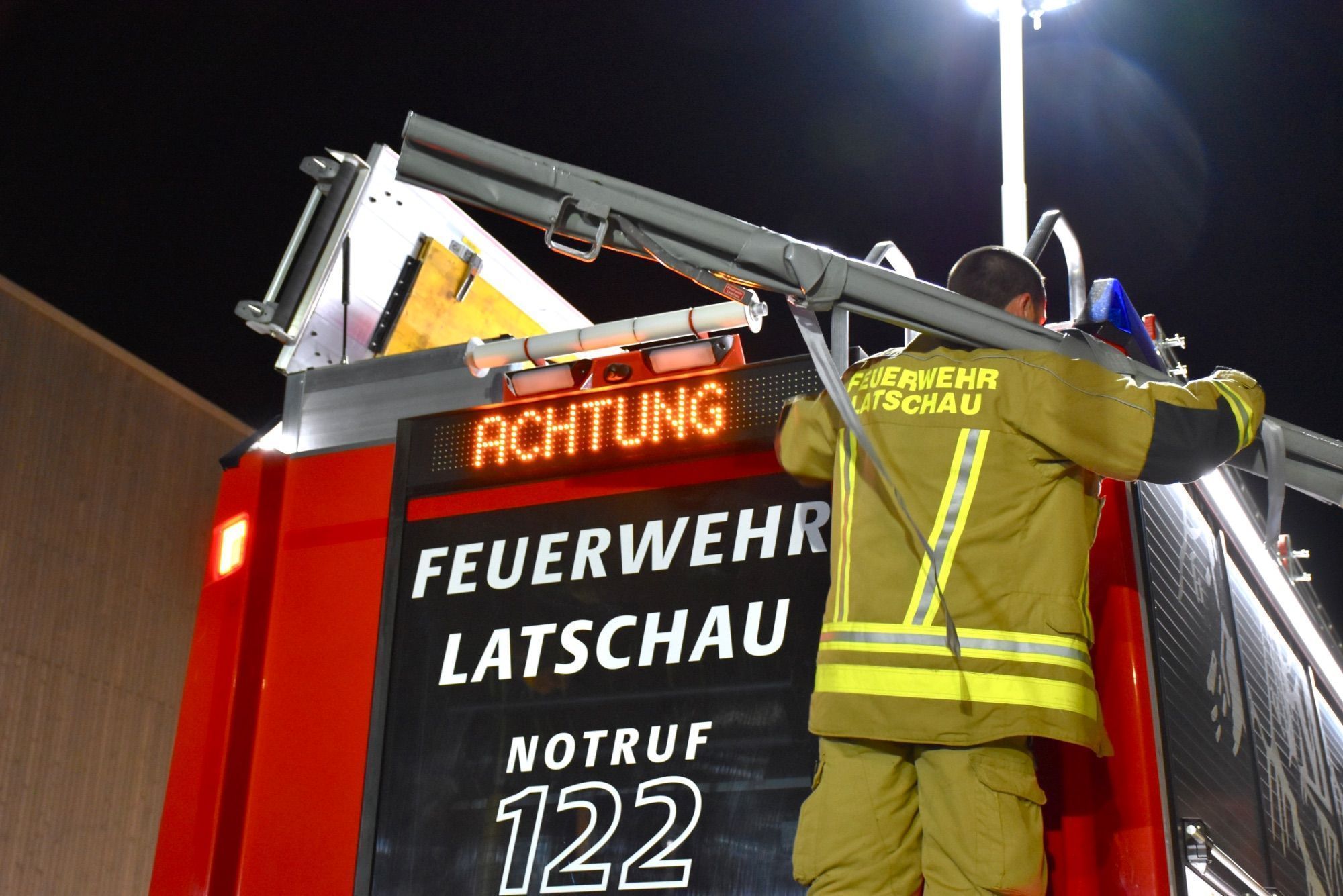 Die Feuerwehr Latschau beim Zusammenräumen nach getaner Arbeit.
