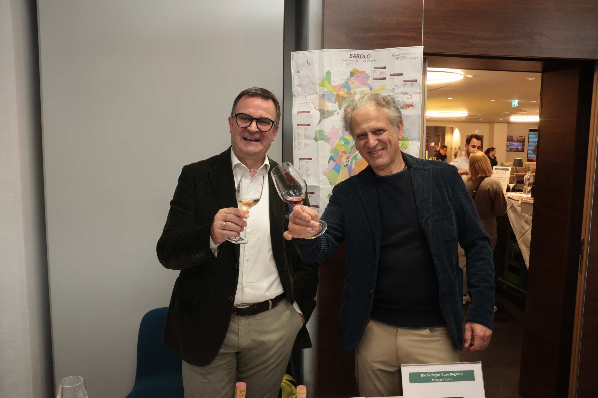 Andreas Kössler (Enopartner Italia) und Enzo der Piemonteser Winzer Enzo Boglietti.