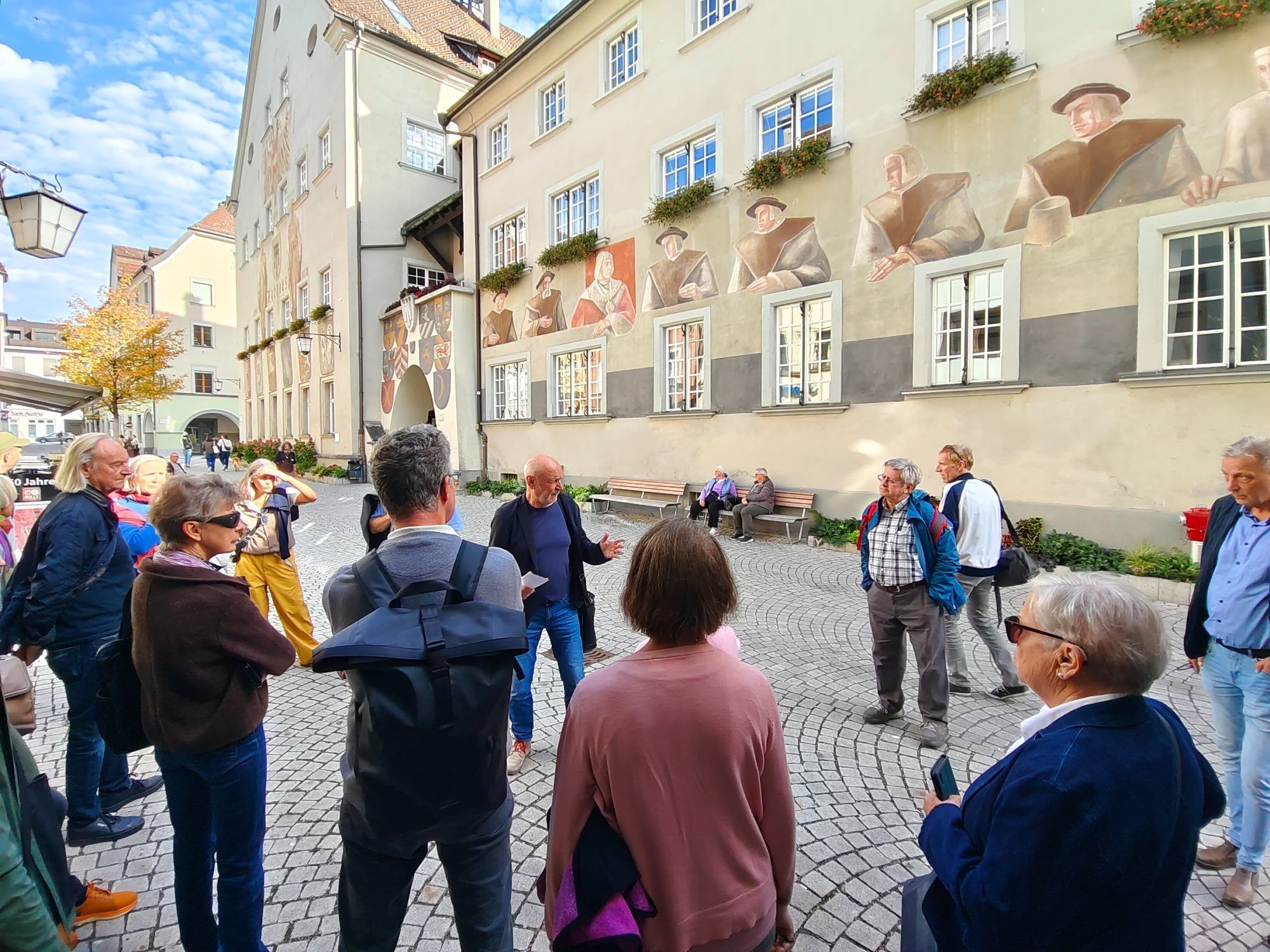 Auf den Spuren der Stifter: Austria Guide Werner Gerold führte durch Feldkirch und machte die lange Tradition des Stiftens in der Montfortstadt sichtbar.