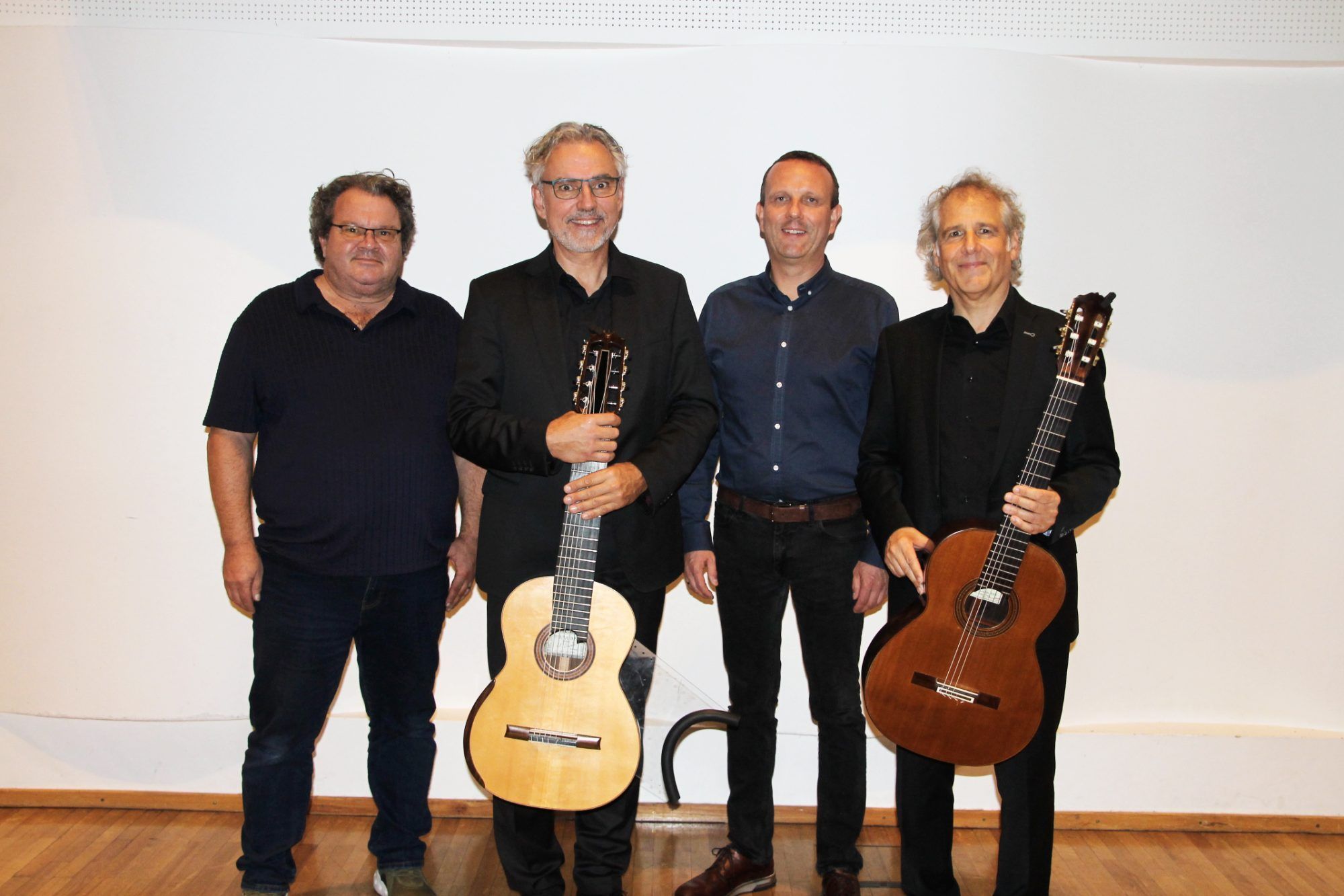 Thomas Jochum (Kulturausschuss), Martin Schwarz, Markus Jenny (Obmann Kulturausschuss) mit Alexander Swete nach dem Doppelkonzert im Leiblachtalsaal.