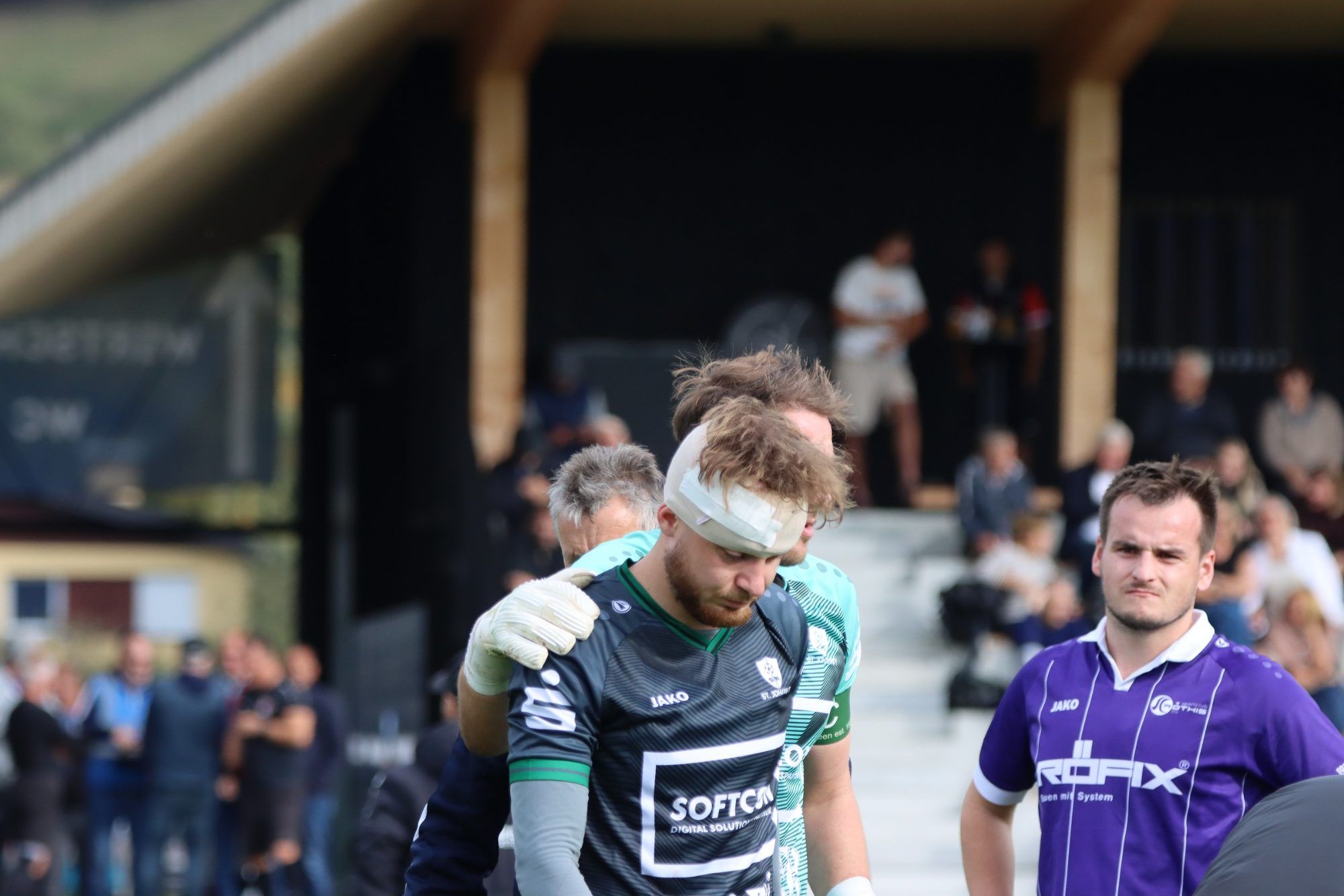 Schreckmoment in Röthis, zwei Spieler verletzt. VN-TK/5