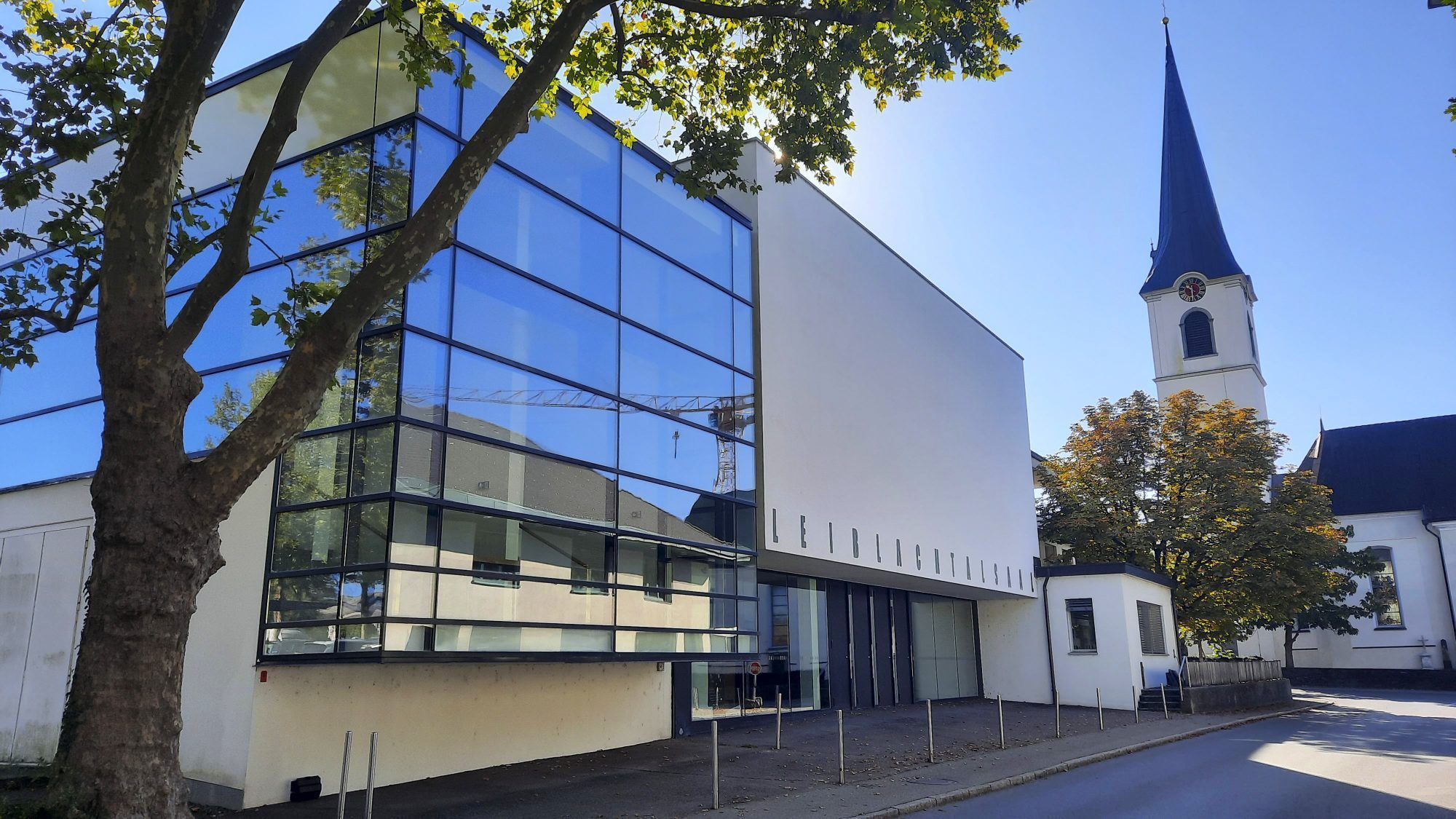Der Leiblachtalsaal wird zur Heimstätte der Regionalmesse, bei der sich rund 40 Unternehmen präsentieren.