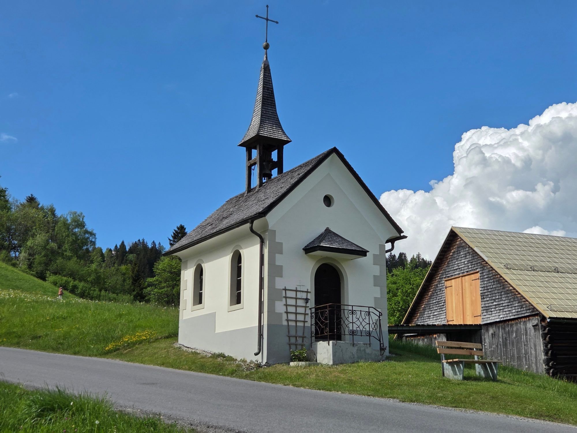 Die Kapelle fügt sich harmonisch in den Hang ein.