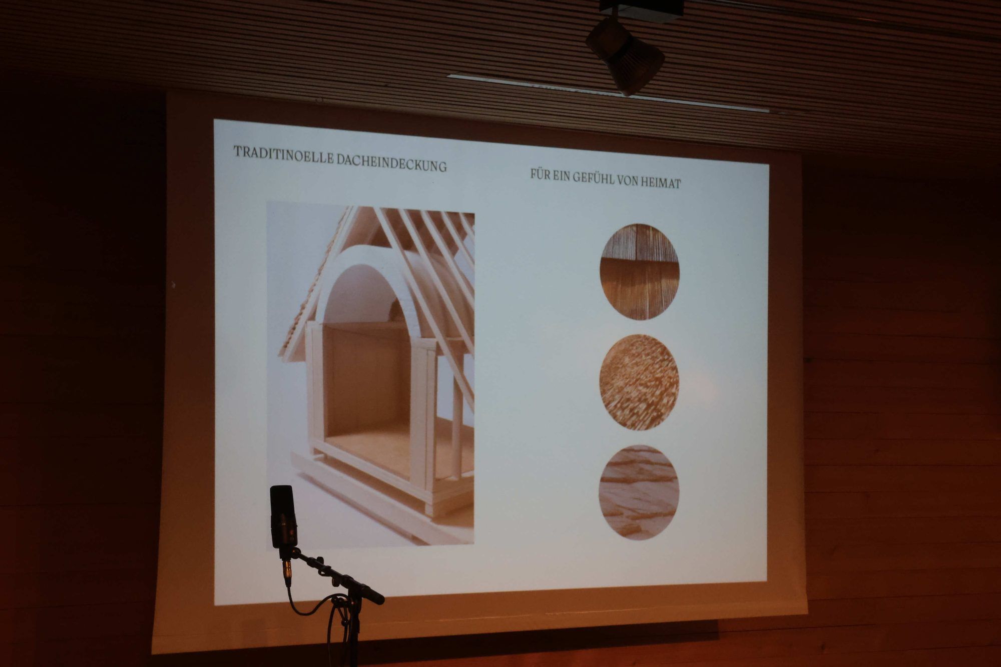 Ein Bild von einem Teil des angestrebten Geburtshauses und Material für das Low Tech-Haus, das keine Klimaanlage brauchen soll.