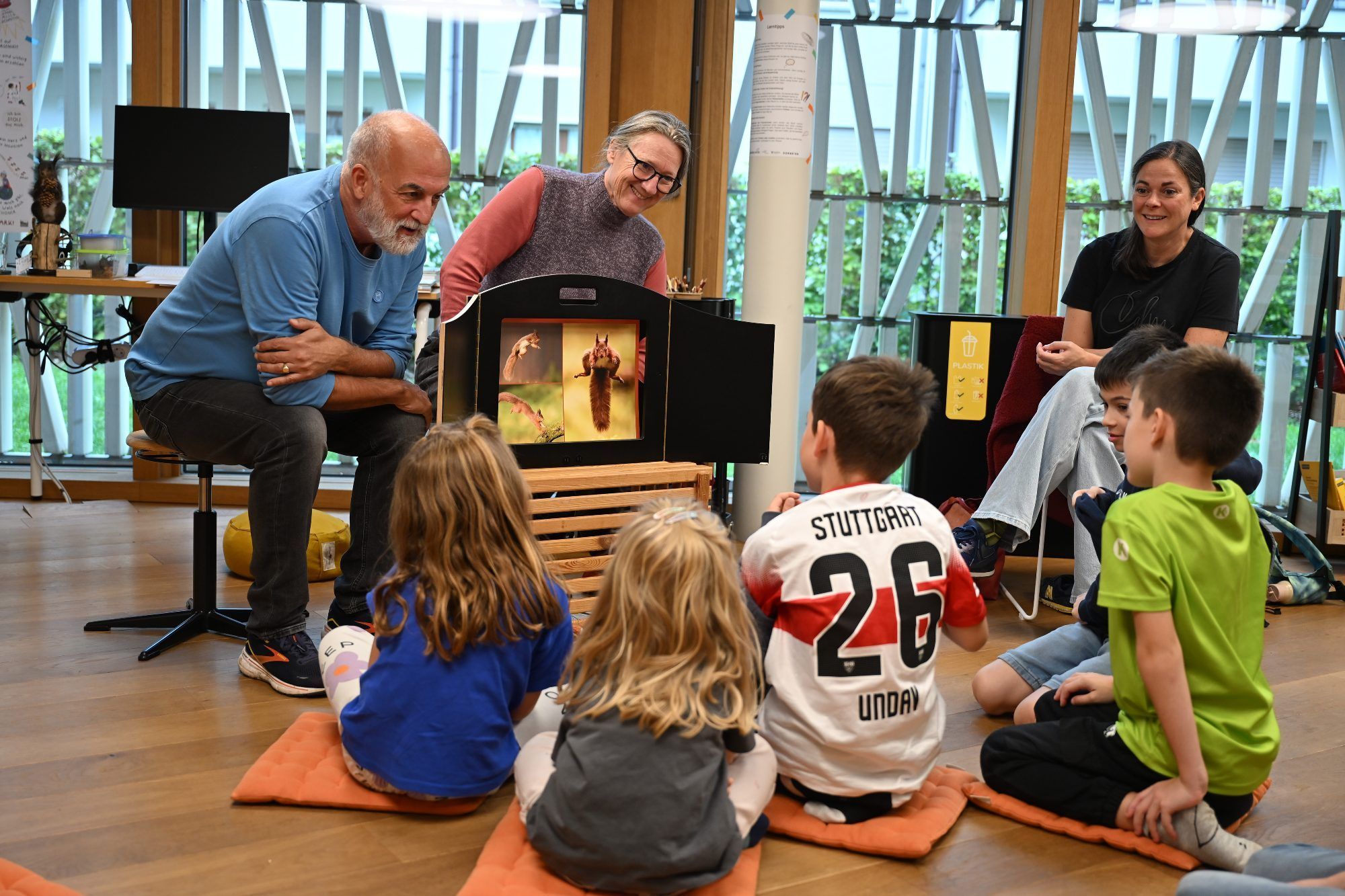 Peter Ladstätter und Edith Ritter-Ladstätter tauchten mit den Kindern in die Welt der Eichhörnchen ein.