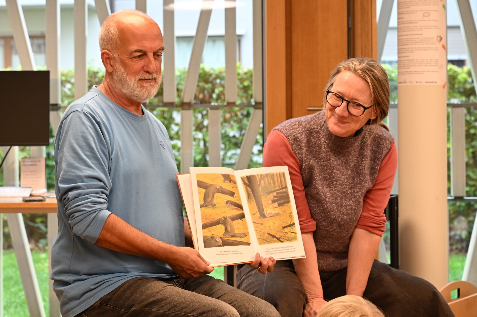 Peter und Edith lasen den Kindern aus dem Buch „Ich will kein Eichhörnchen mehr sein“ vor.