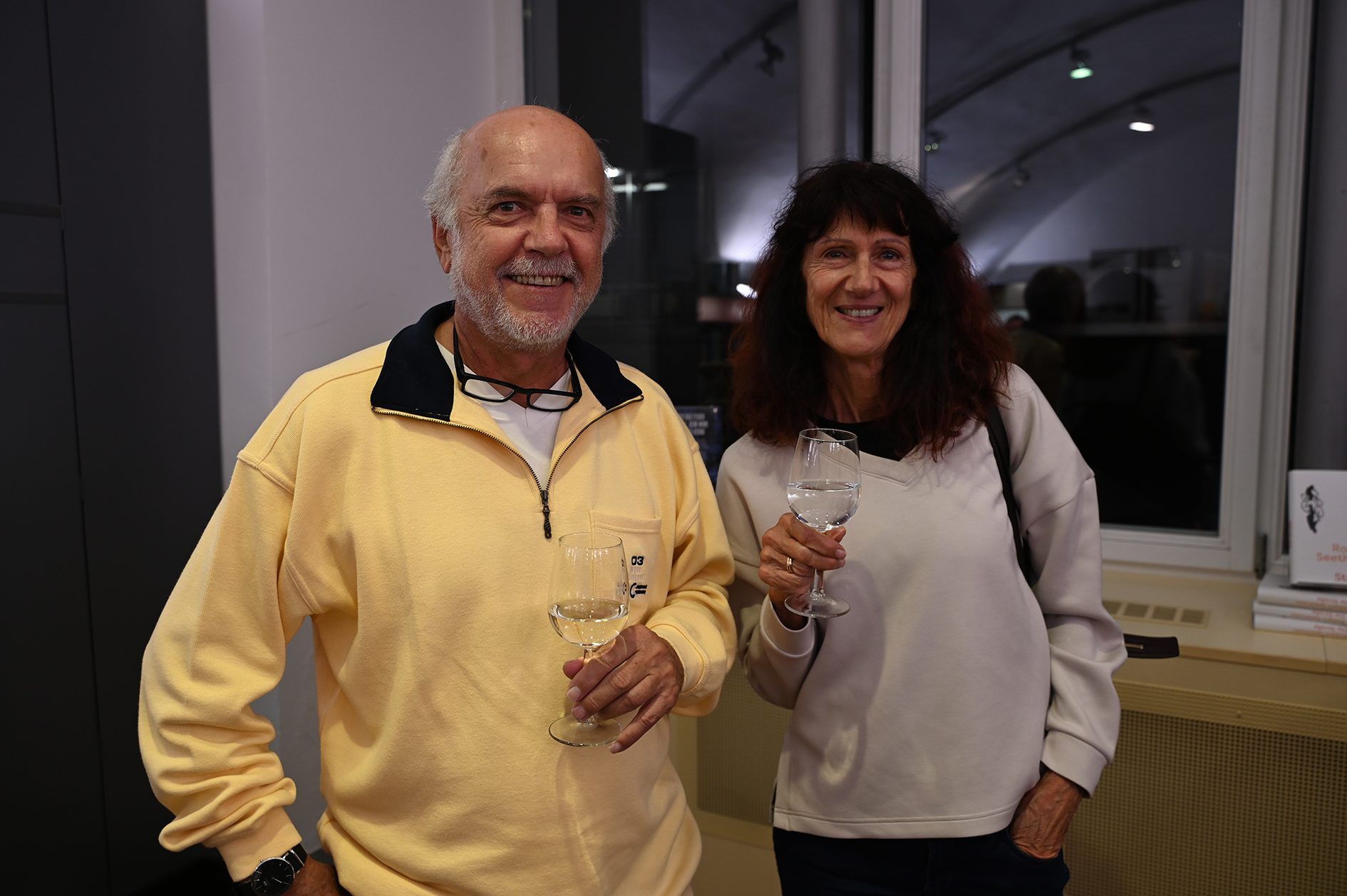 Rechtsanwalt Anton Weber und Ursula Nocker gönnten sich ein Gläschen nach der Lesung.