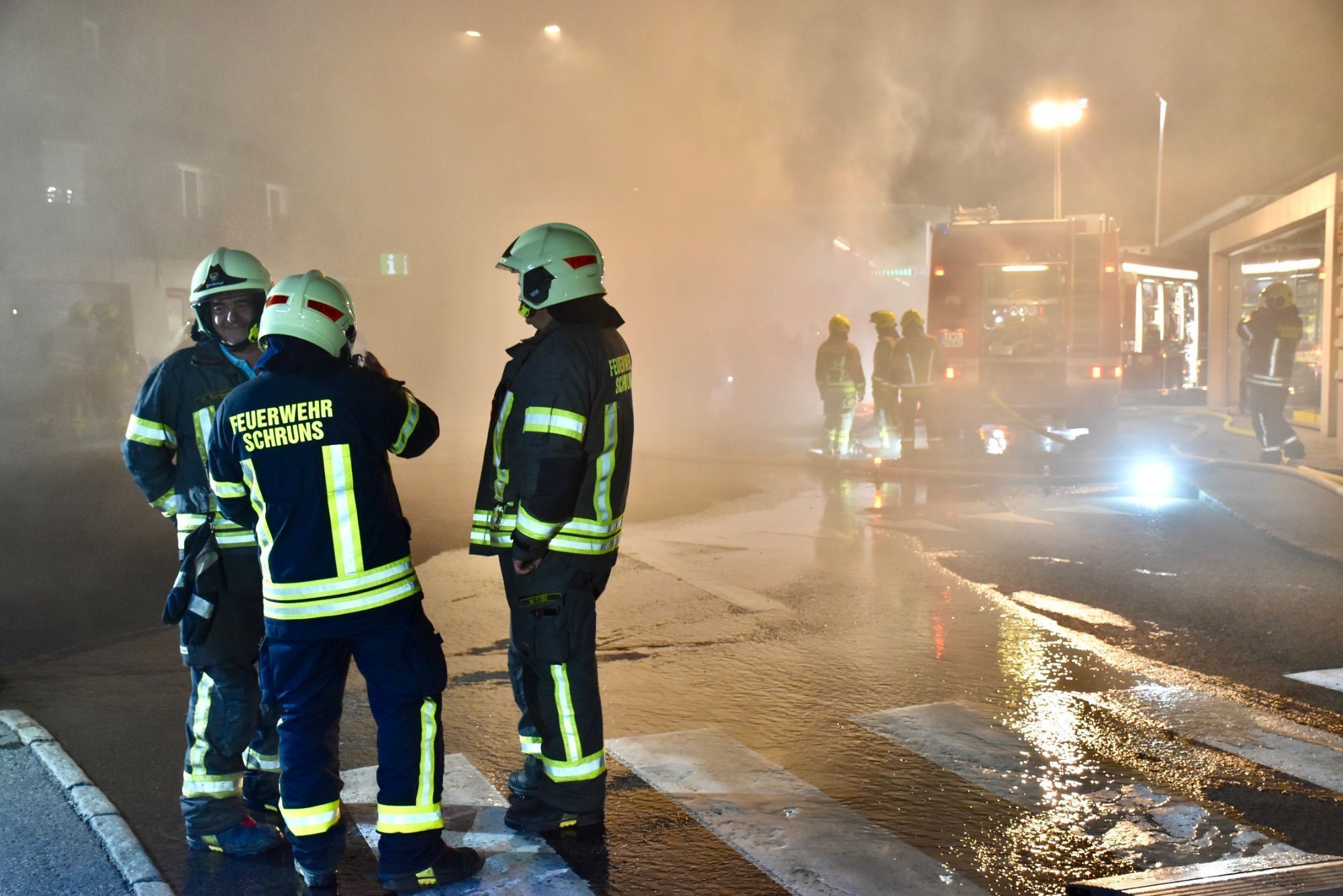 Mindestens 110 Einsatzkräfte von sieben verschiedenen Feuerwehren standen bei der großen Feuerwehrübung bei und in der Tiefgarage am Schrunser Bahnhof im Einsatz. Löschunterstützungsfahrzeuge, kurz LUF, stellten die Feuerwehr Braz und die Feuerwehr Illwerke zur Verfügung. Den Nebel machte die Feuerwehr Zwischenwasser.