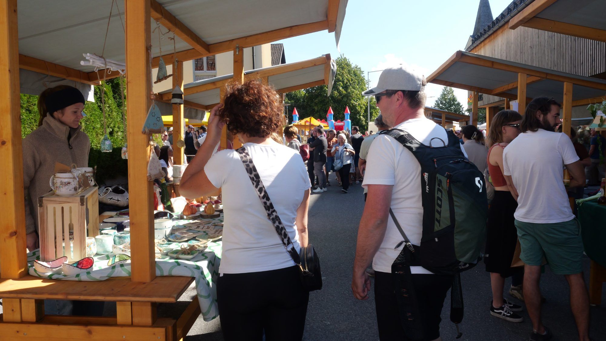 Erntedank bei strahlendem Sonnenschein: Zahlreiche Besucher nutzten das schöne Wetter für einen Bummel über den Erntedankmarkt der Dreiklangregion in Düns.