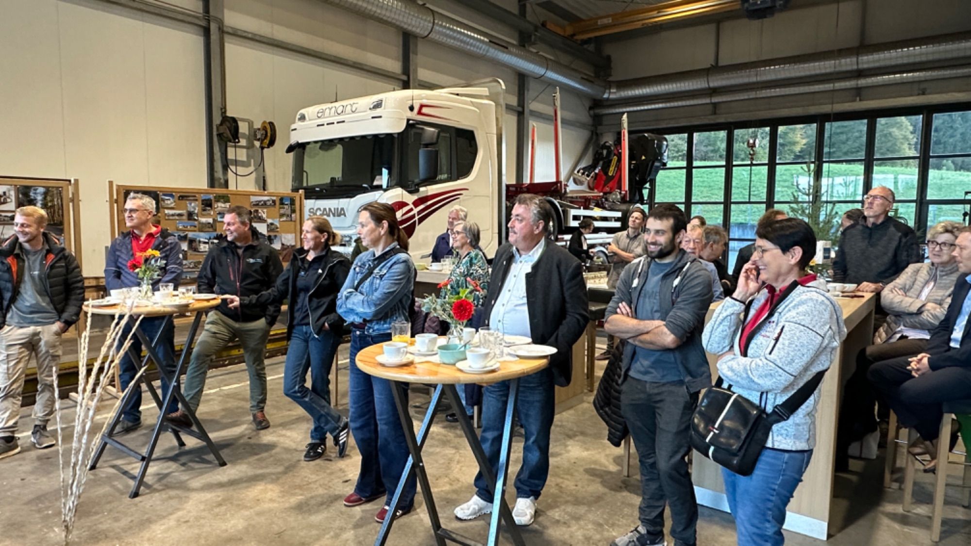 Die Unternehmer:innen der Jagdberggemeinden trafen sich bei der Erhart Transport GmbH in Schnifis.