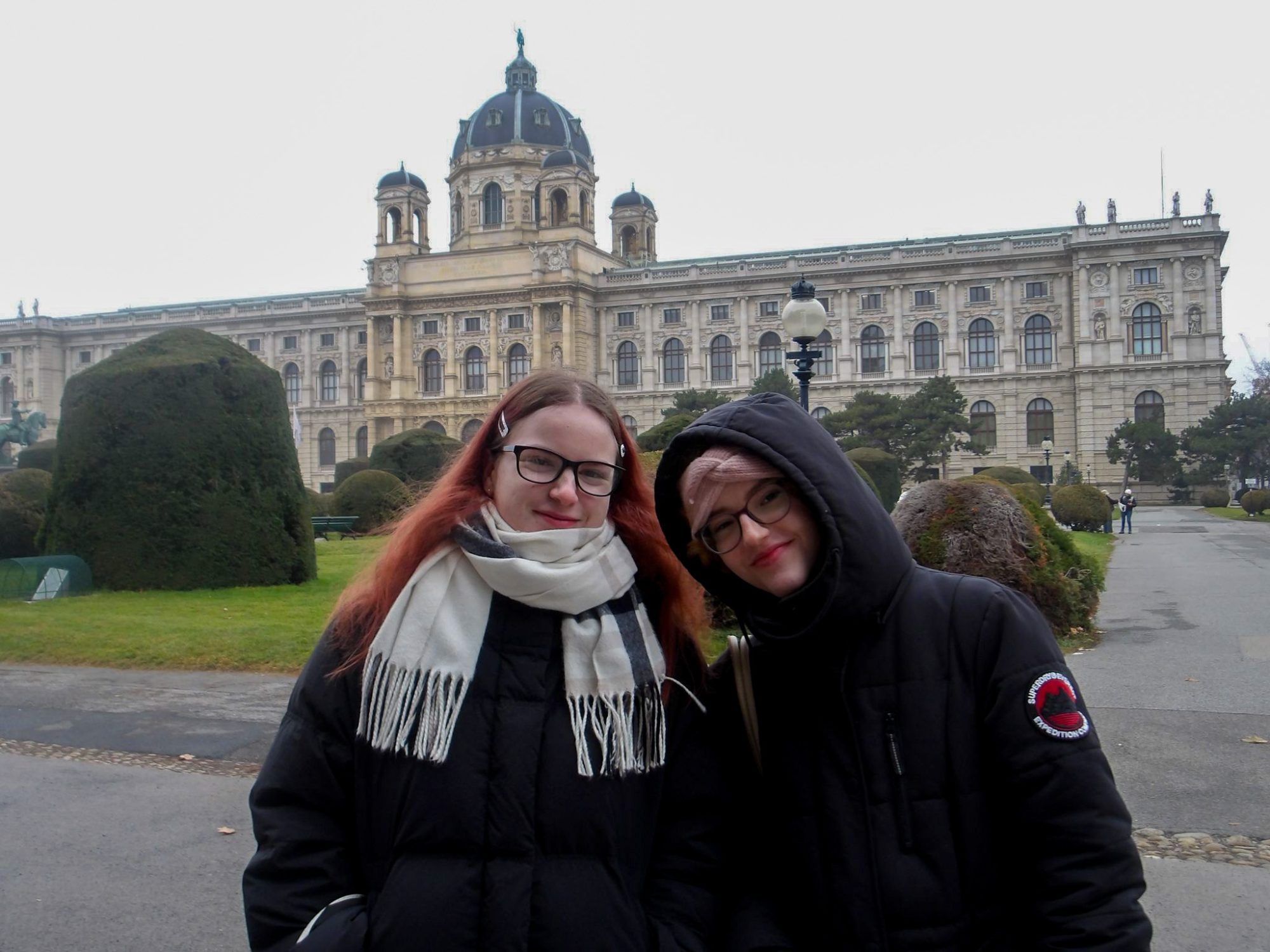 Sanja (links) träumt von einem Ort, an dem man ganz sich selbst sein kann.