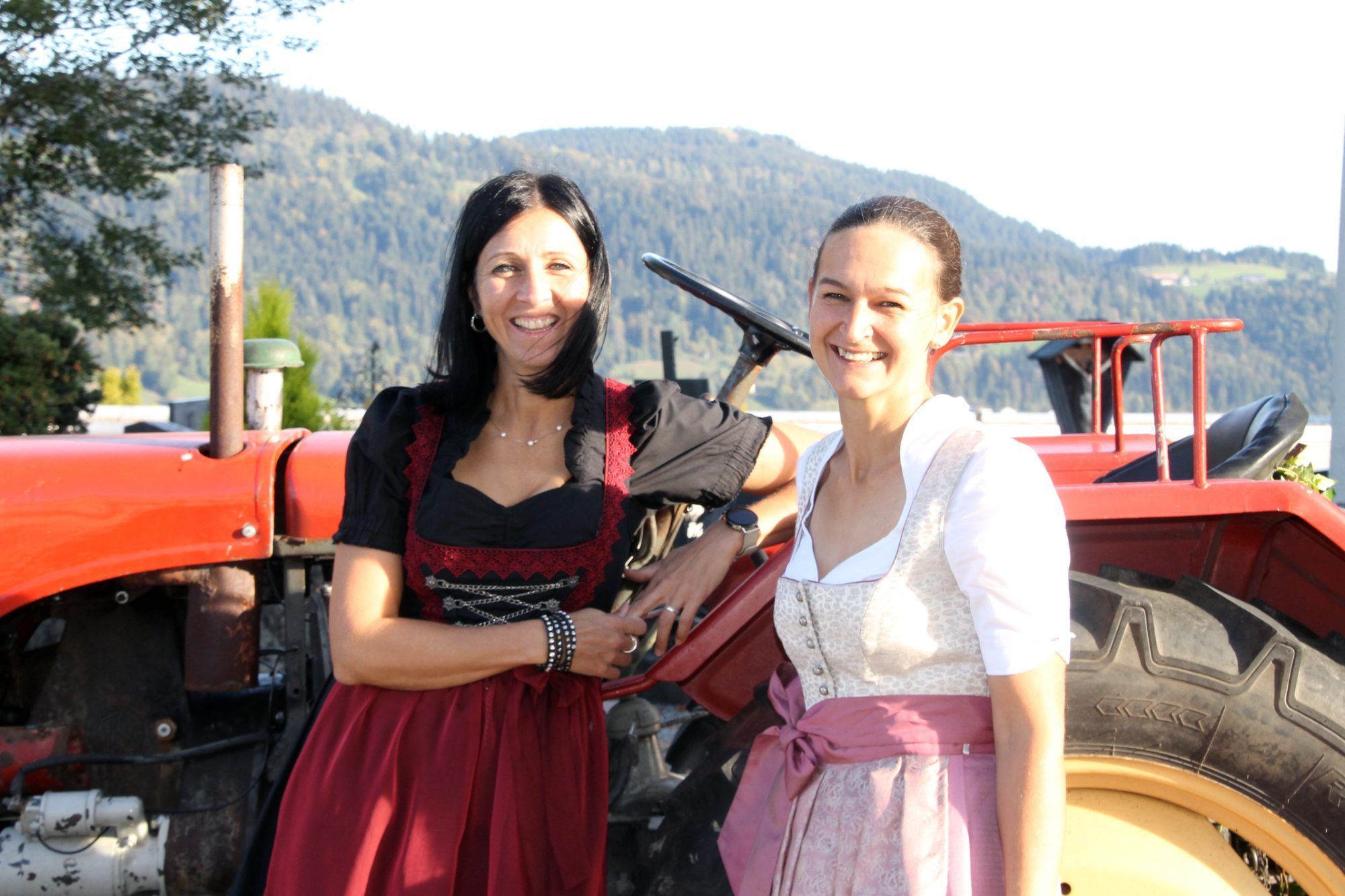 Patrizia und Elke vom Obst- und Gartenbauverein Buch lächelten beim Erntedankfest in standesgemäßer Kleidung mit der Sonne um die Wette.