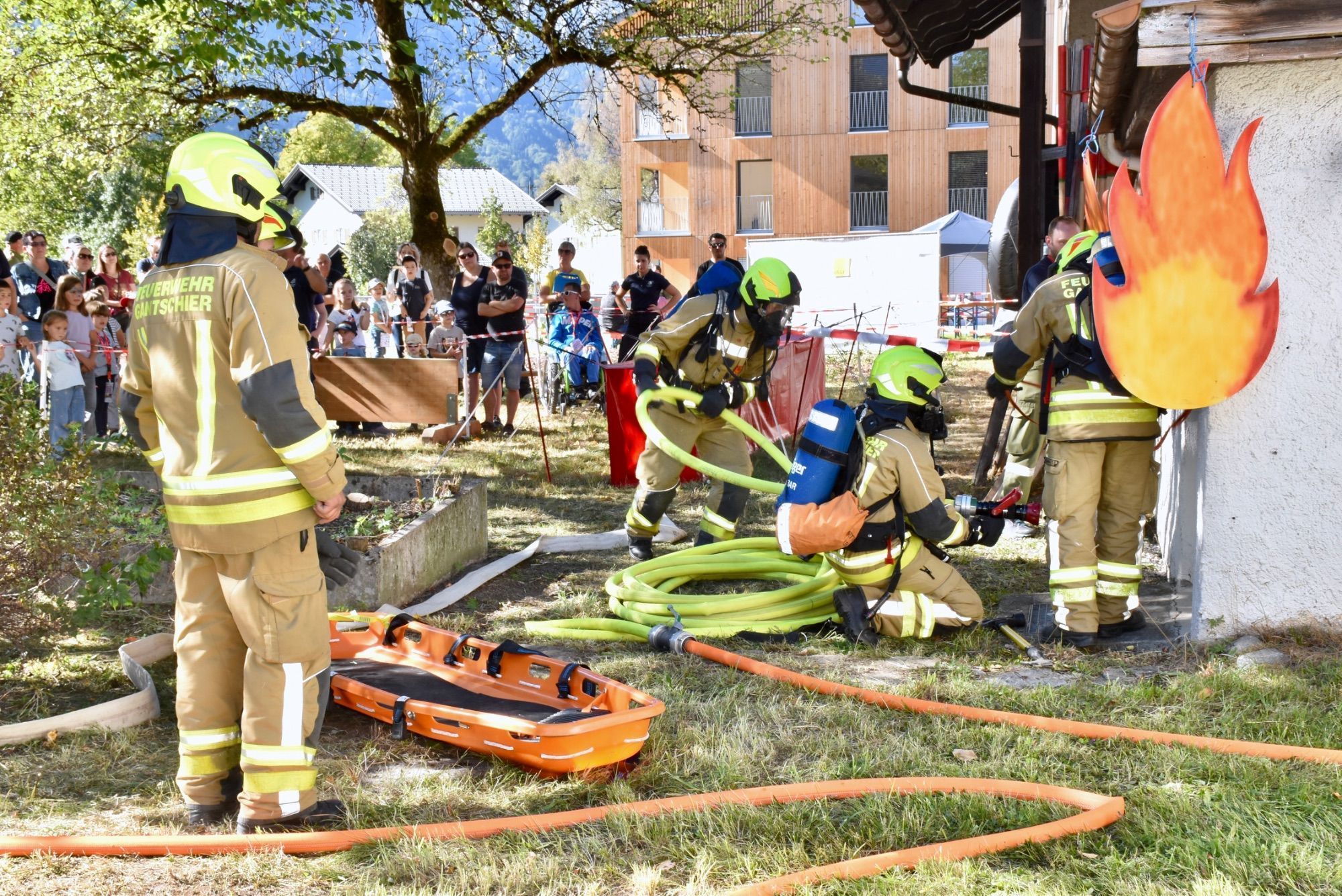 Vorführungen der Feuerwehr, Feuerwehr-Minigolf-Parcours und Blick ins Feuerwehrhaus Gantschier.