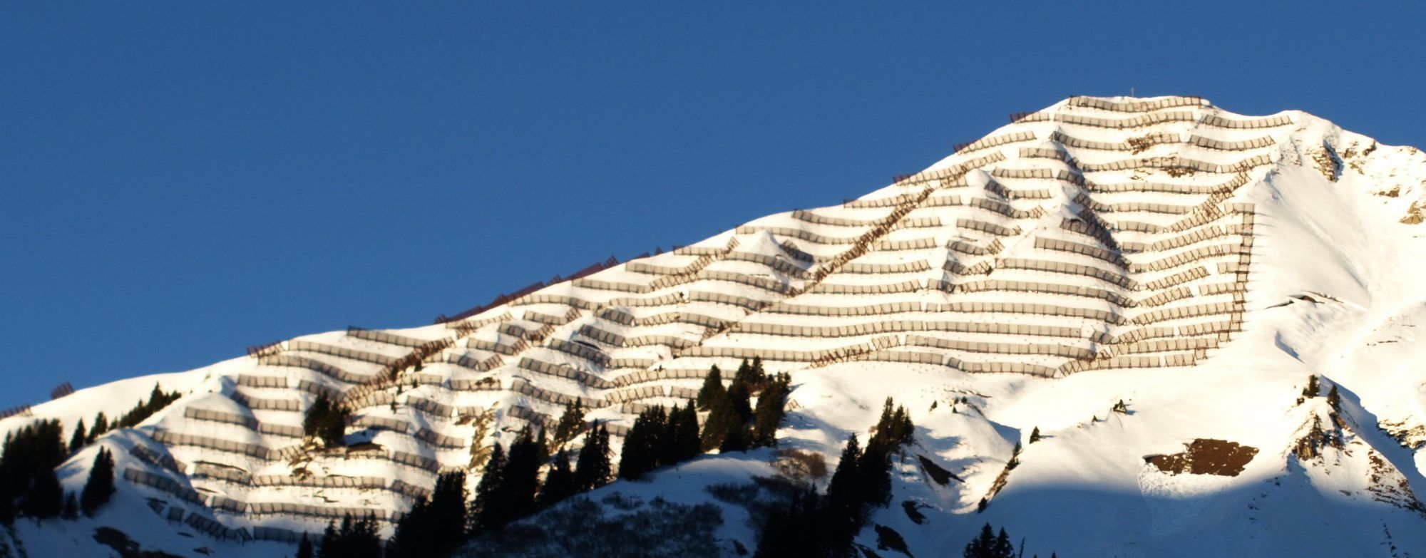 Technische Verbauungen zeichnen im Winter ein reizvolles Bild auf die Höferspitze.