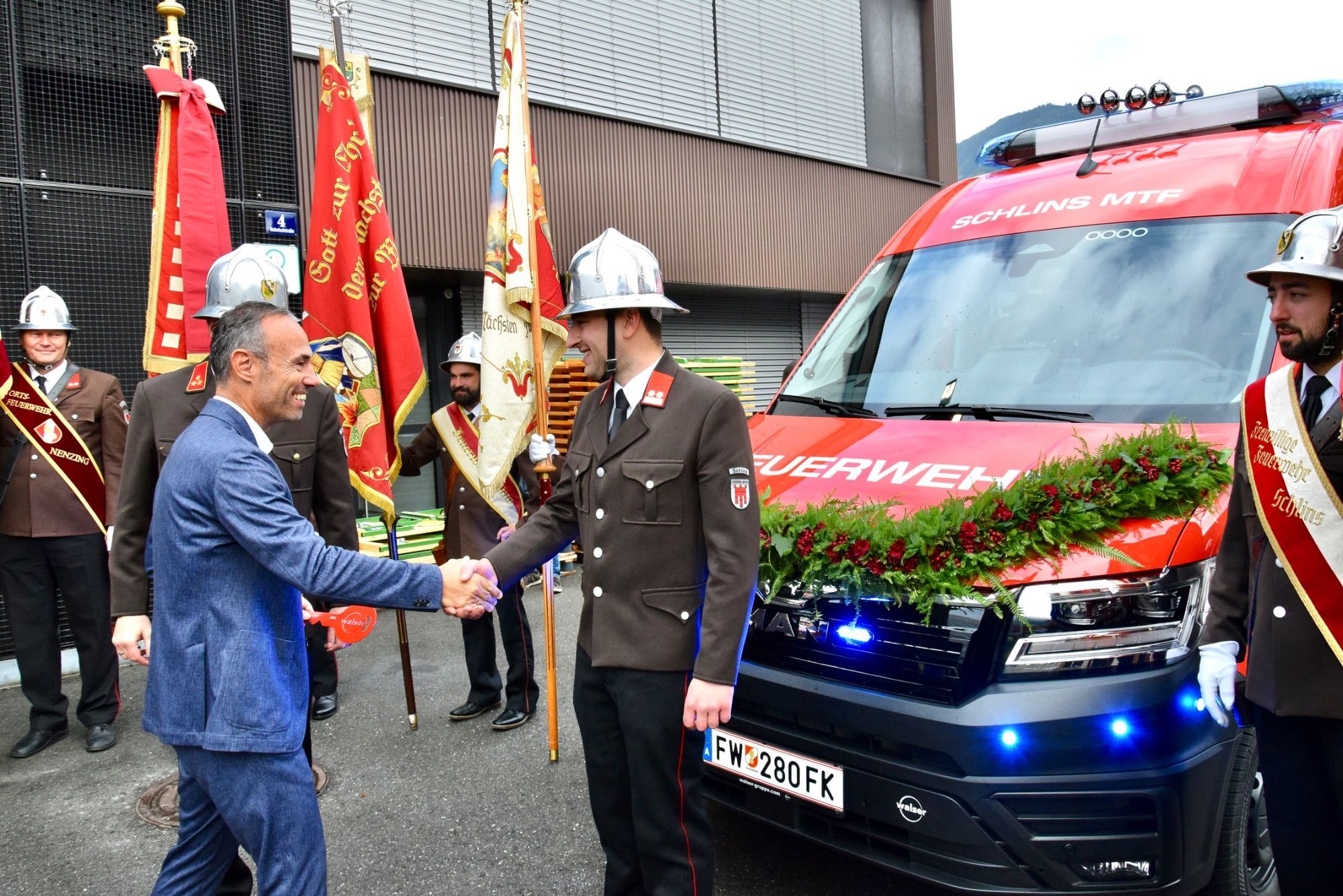 Der Schlinser Bürgermeister Wolfgang Lässer gratuliert der Feuerwehr.