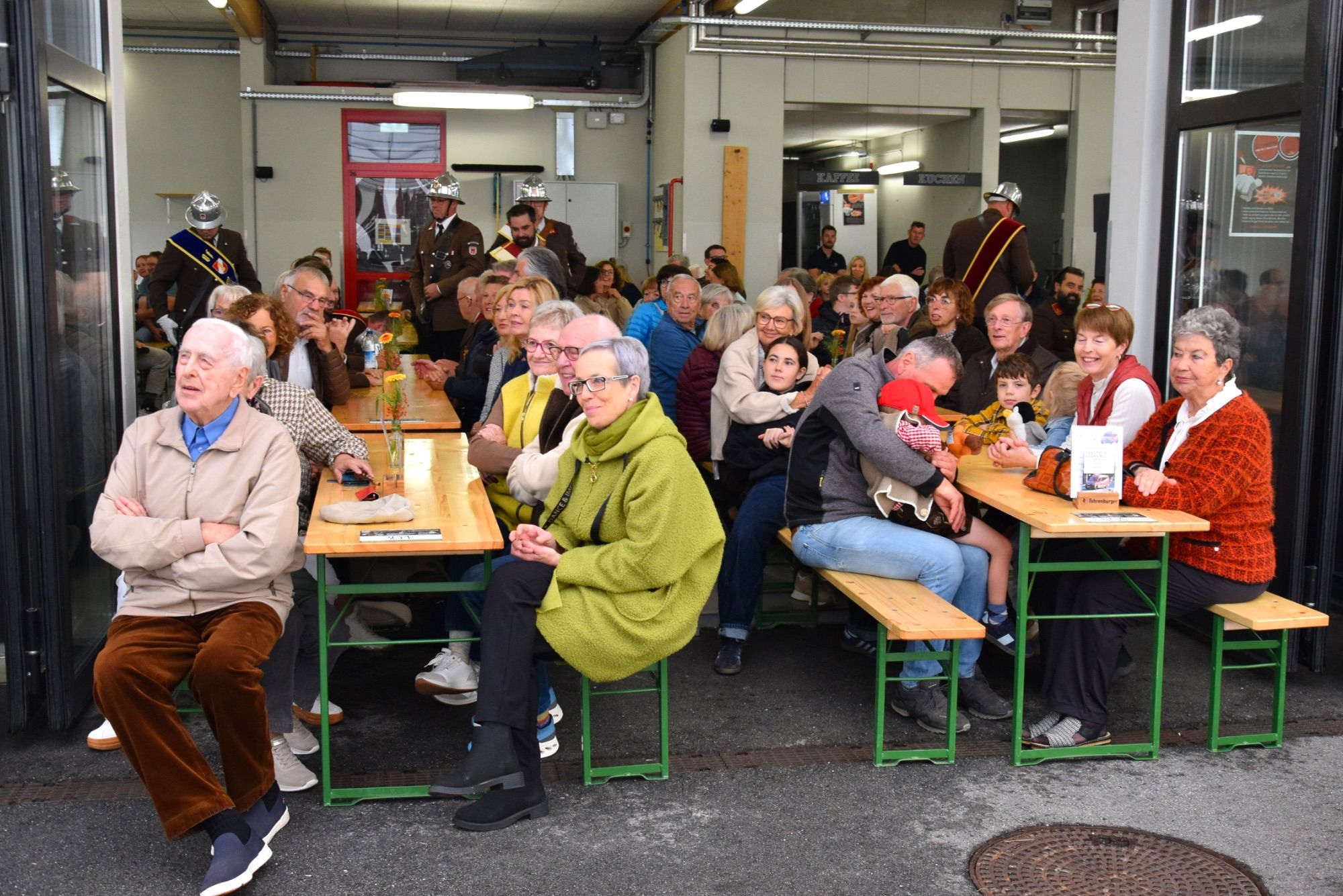 Mitfeiernde bei der Messe im Feuerwehrgerätehaus.