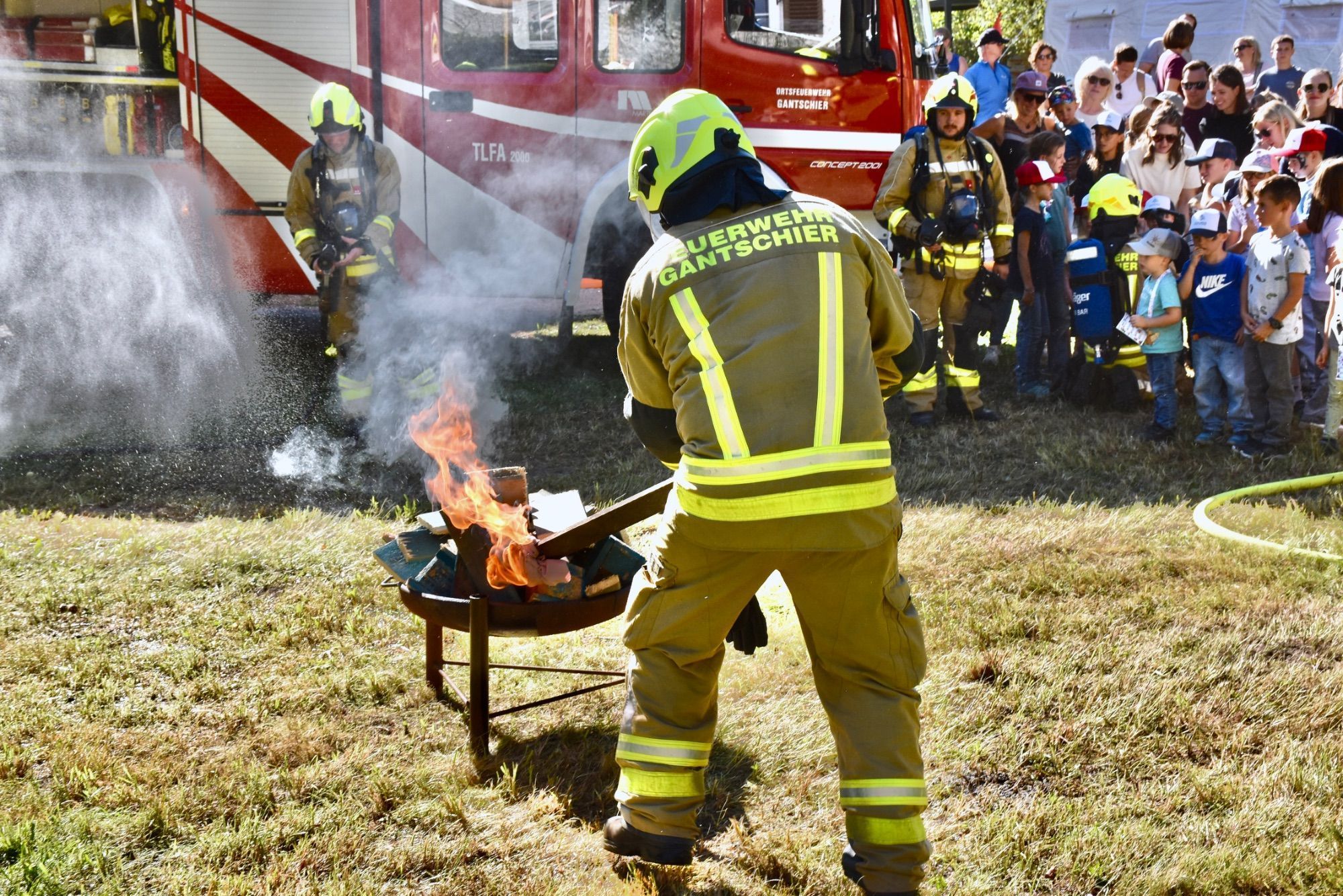 Vorführungen der Feuerwehr, Feuerwehr-Minigolf-Parcours und Blick ins Feuerwehrhaus Gantschier.