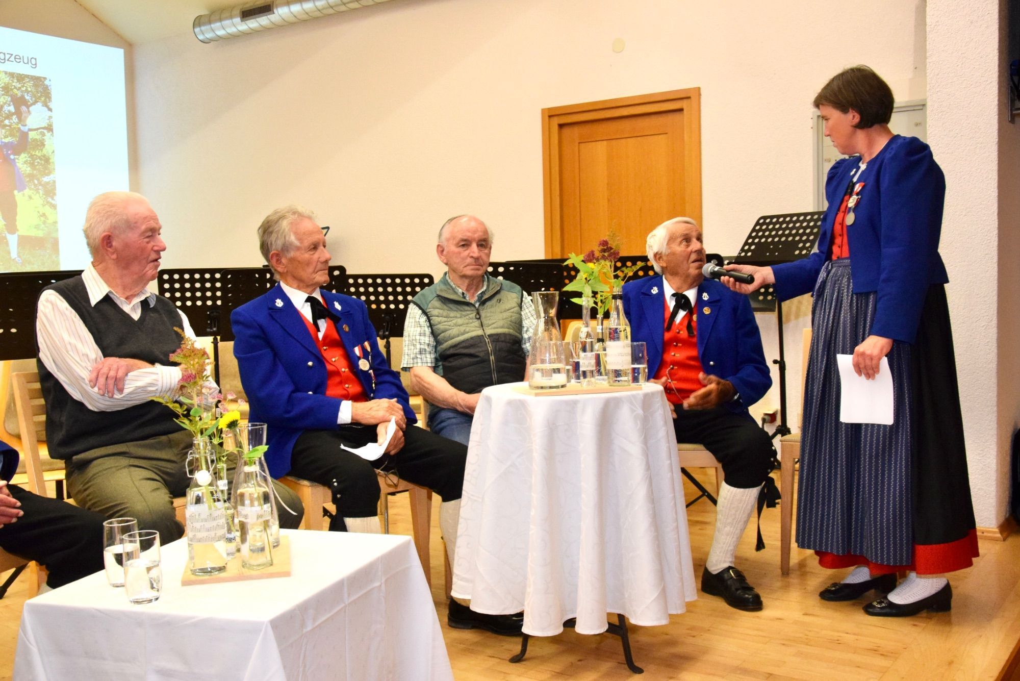 Martin Vallaster, Franz Fleisch, Josef Bargehr, Adolf Loretz und Schriftführerin Monika Dönz-Breuß bei den Interviews auf der Bühne im Vereinshaus-Saal Silbertal.