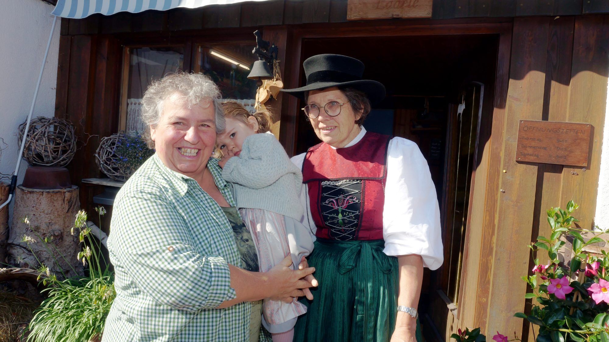 Helga Tschabrun mit ihrer Enkelin Sofia und Ruth Gassner vor dem beliebten Hofladen, der beim Hoffest mit erntefrischem Gemüse und Kürbissen lockte.