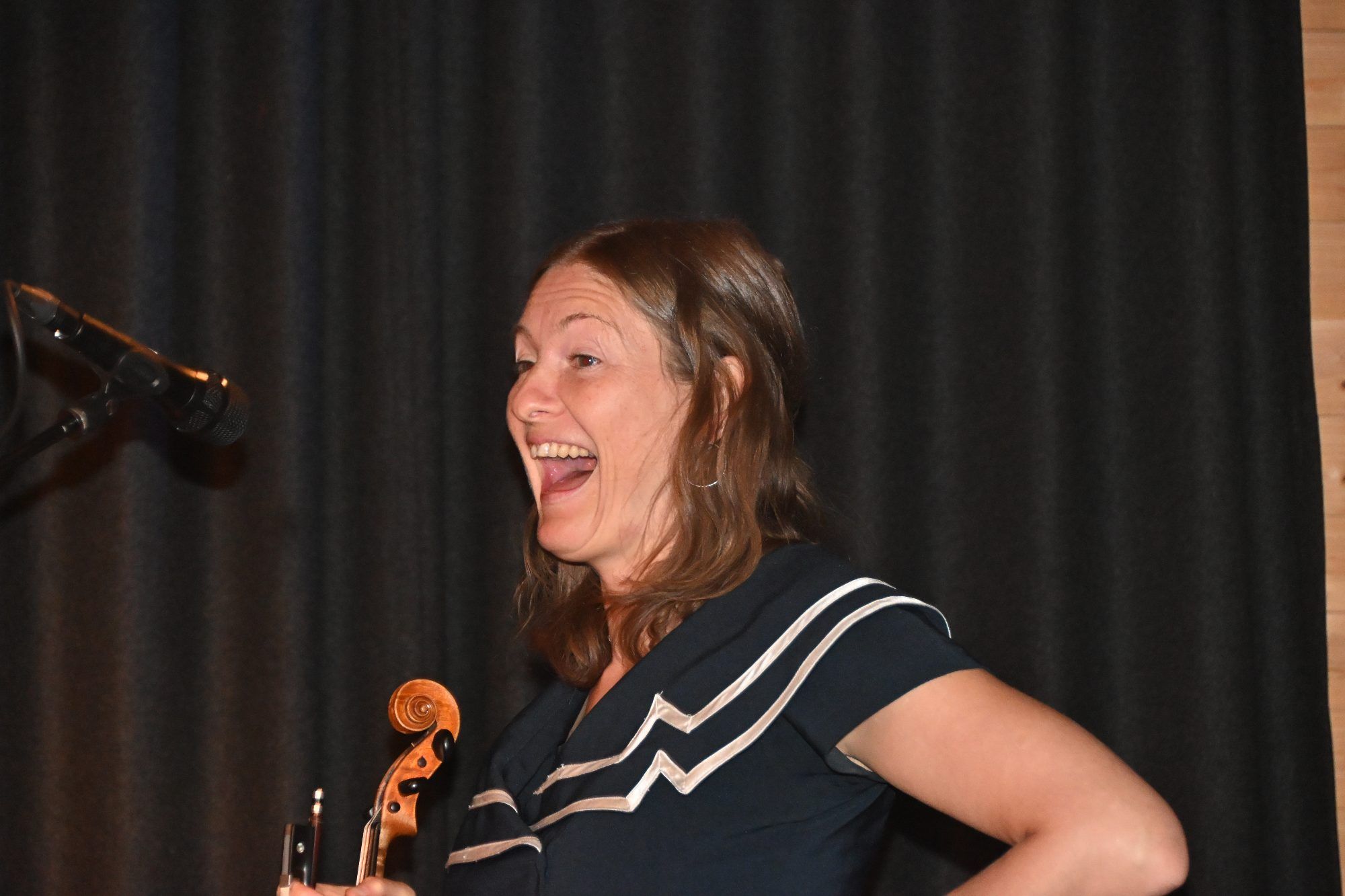 Claudia Schwab (Geige, Gesang, herzliches Lachen)