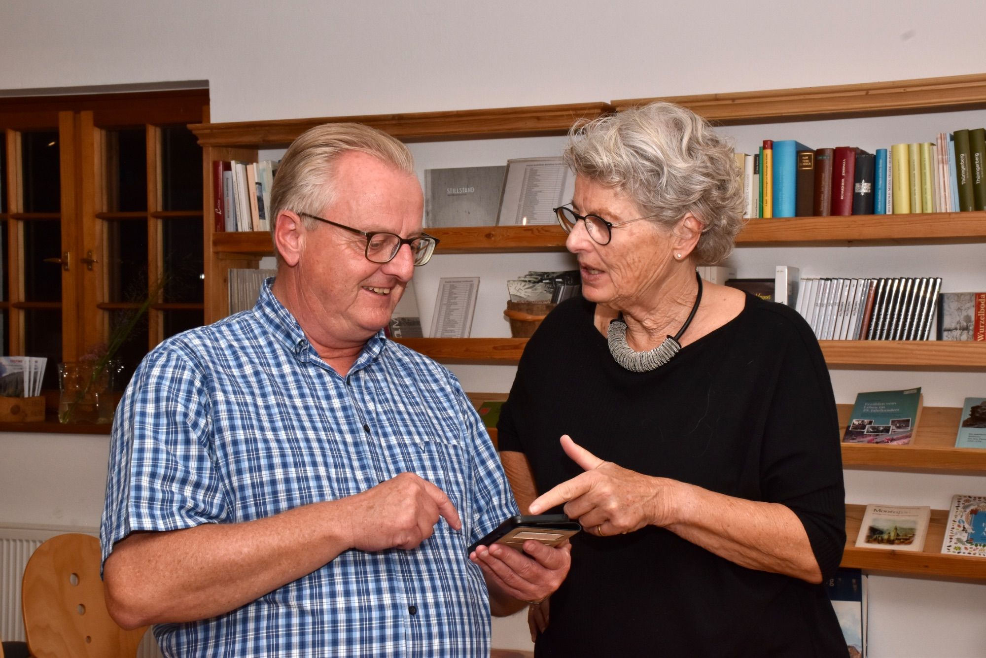 Bartholomäbergs Bürgermeister Martin Vallaster im Gespräch mit Künstlerin Heidi Comploj.